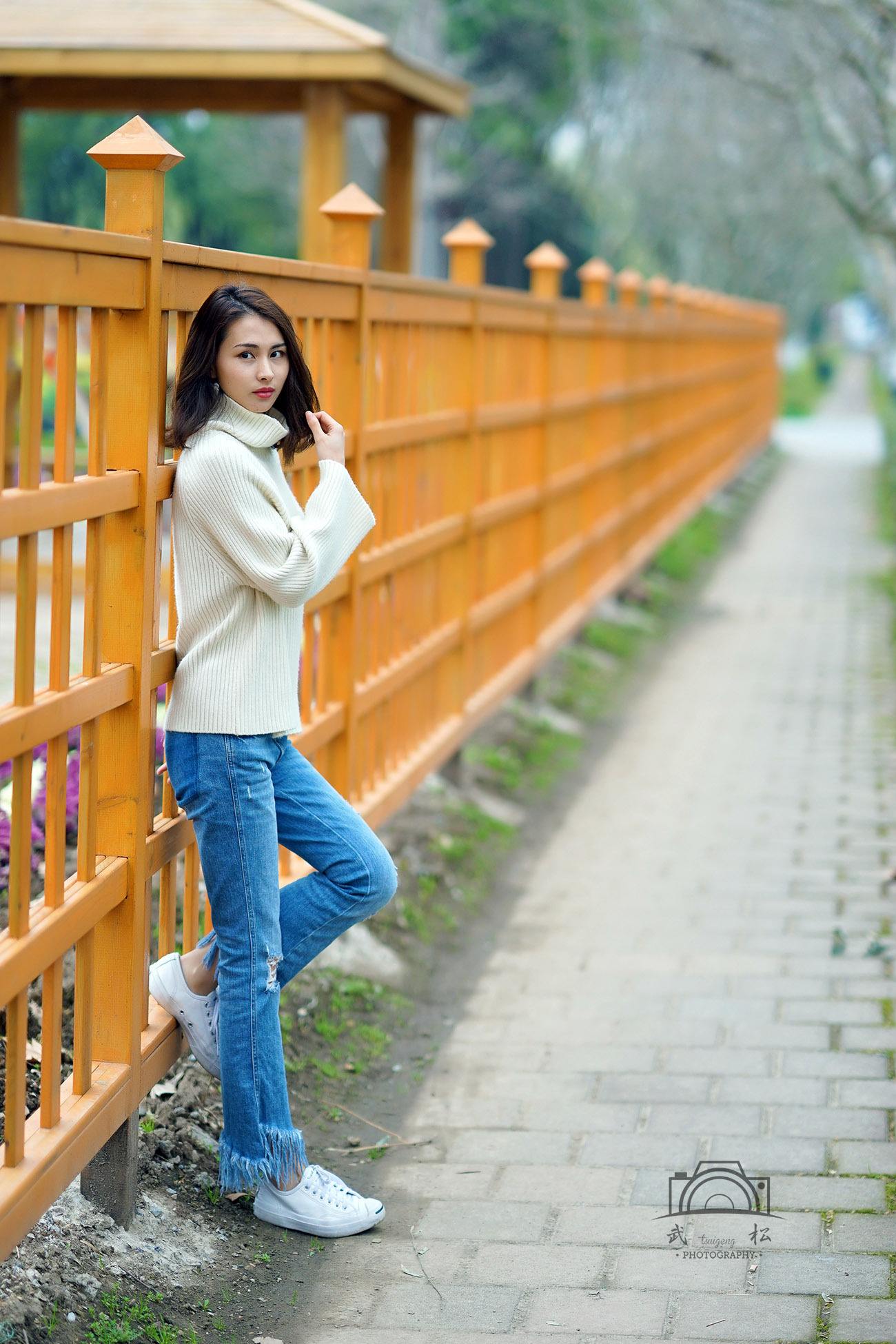 Sexy outdoor photo of beauty in white jeans