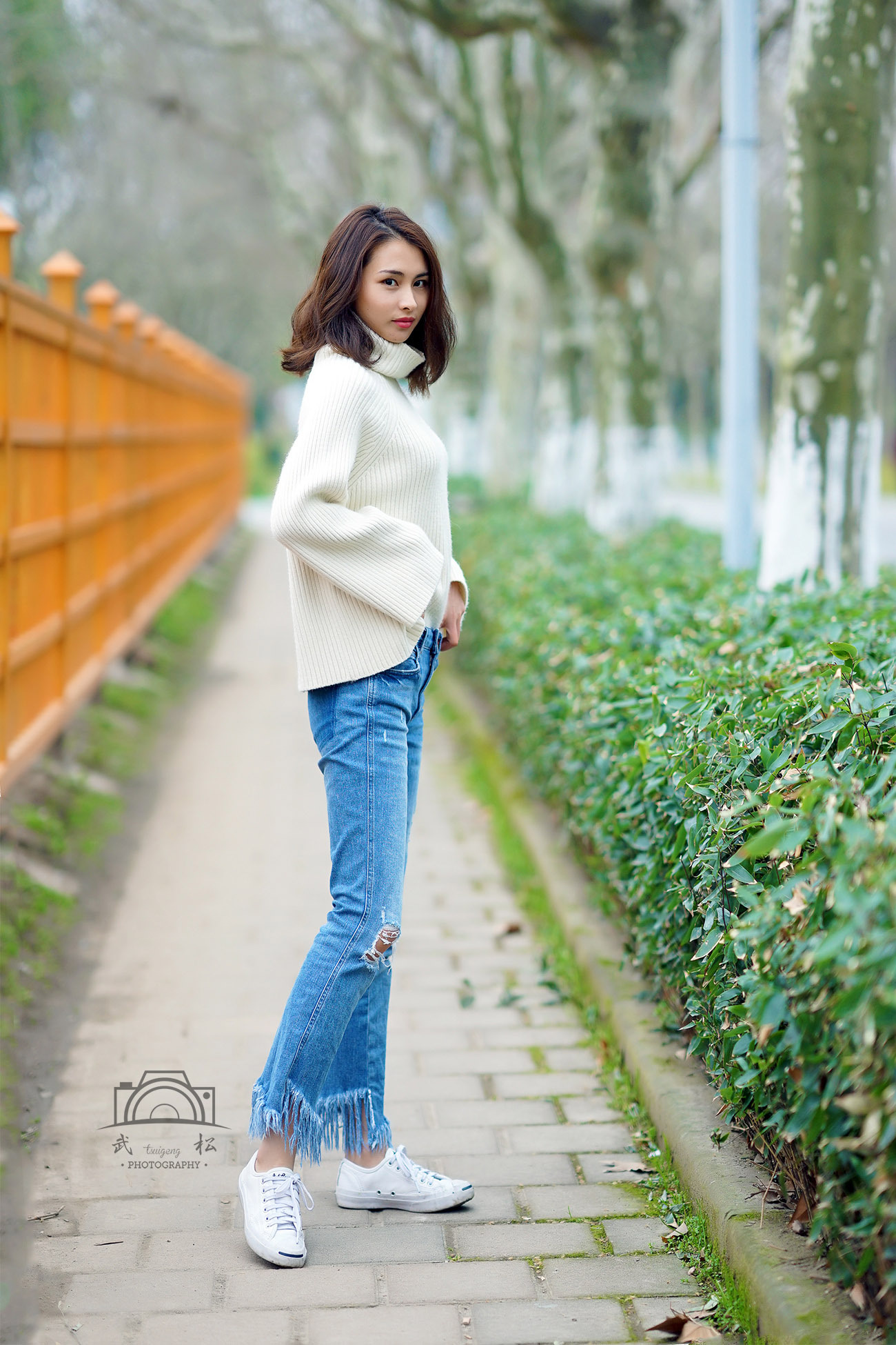 Sexy outdoor photo of beauty in white jeans