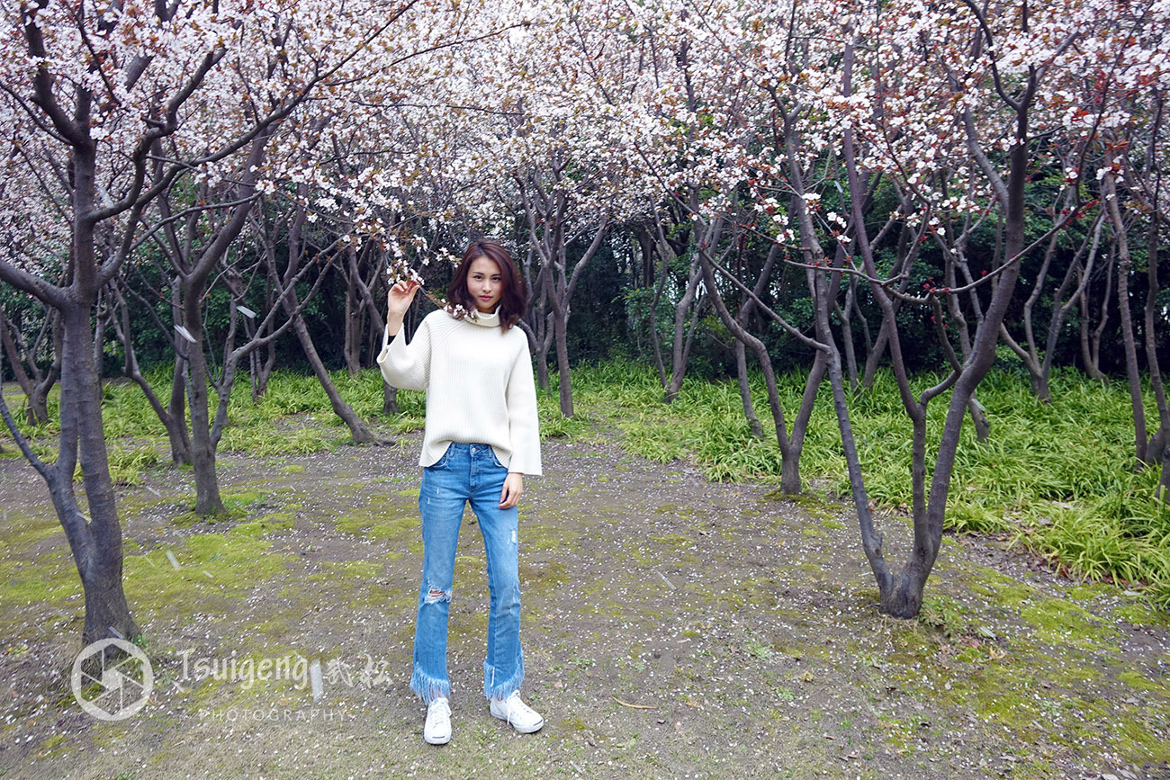 Sexy outdoor photo of beauty in white jeans