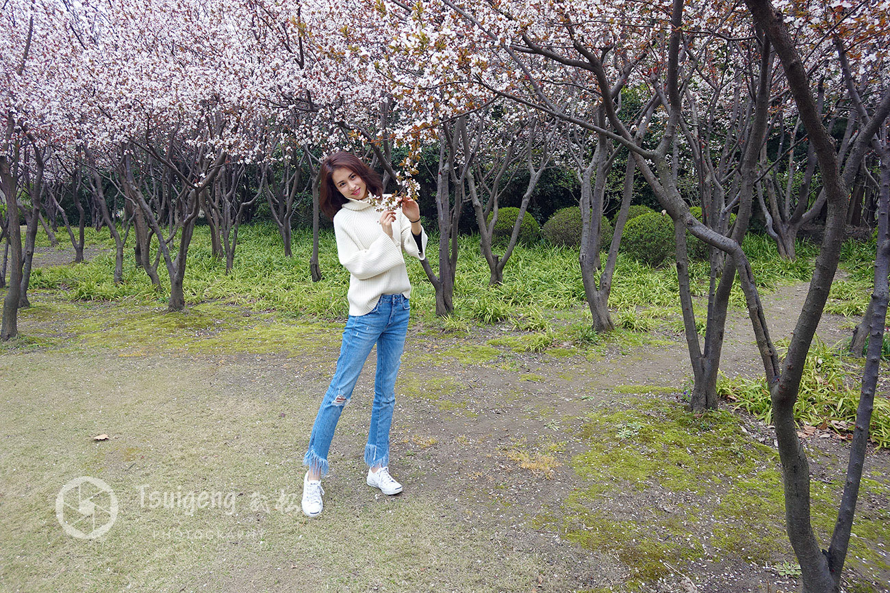 Sexy outdoor photo of beauty in white jeans