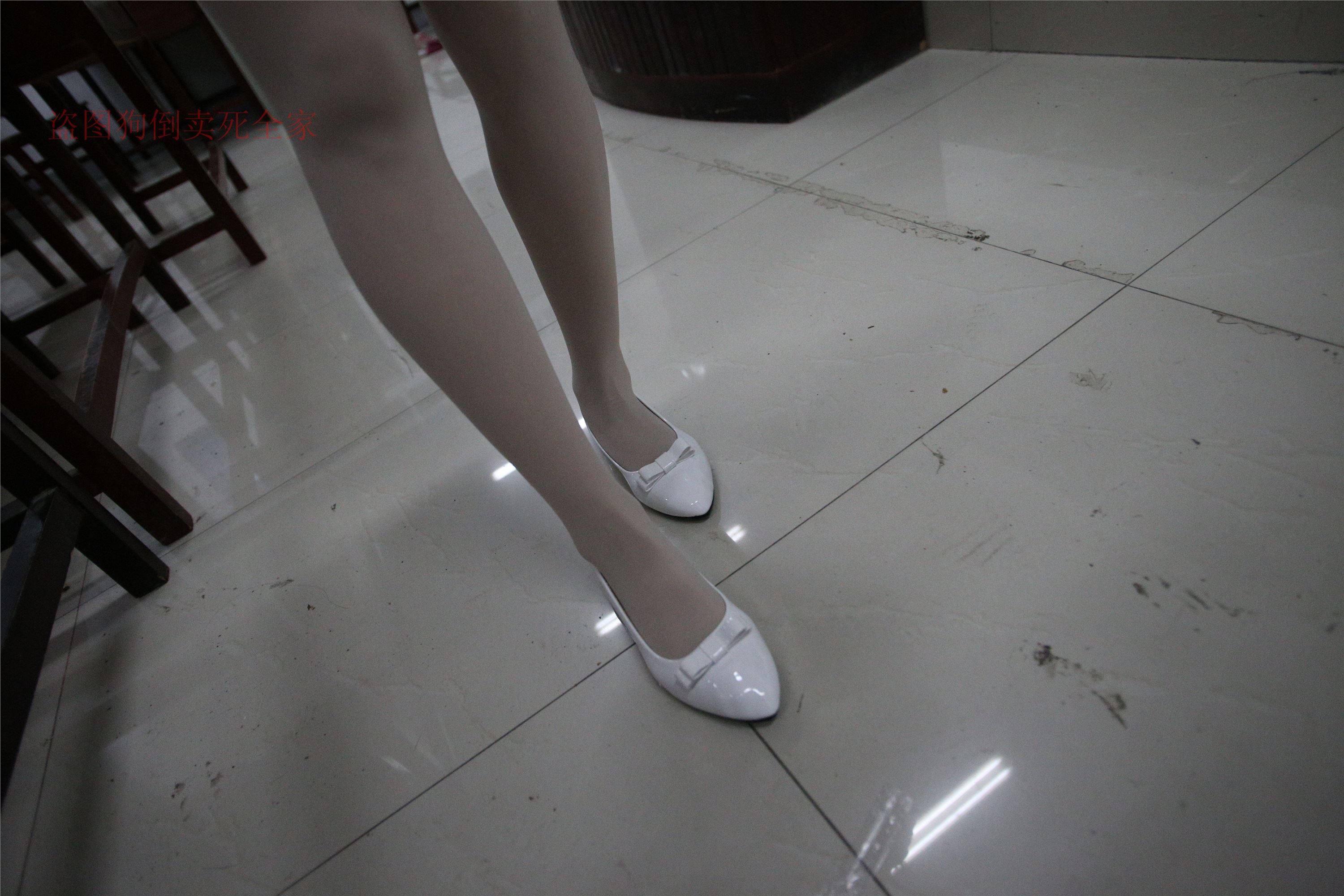 Z4-4 classroom elevator white socks 336p1