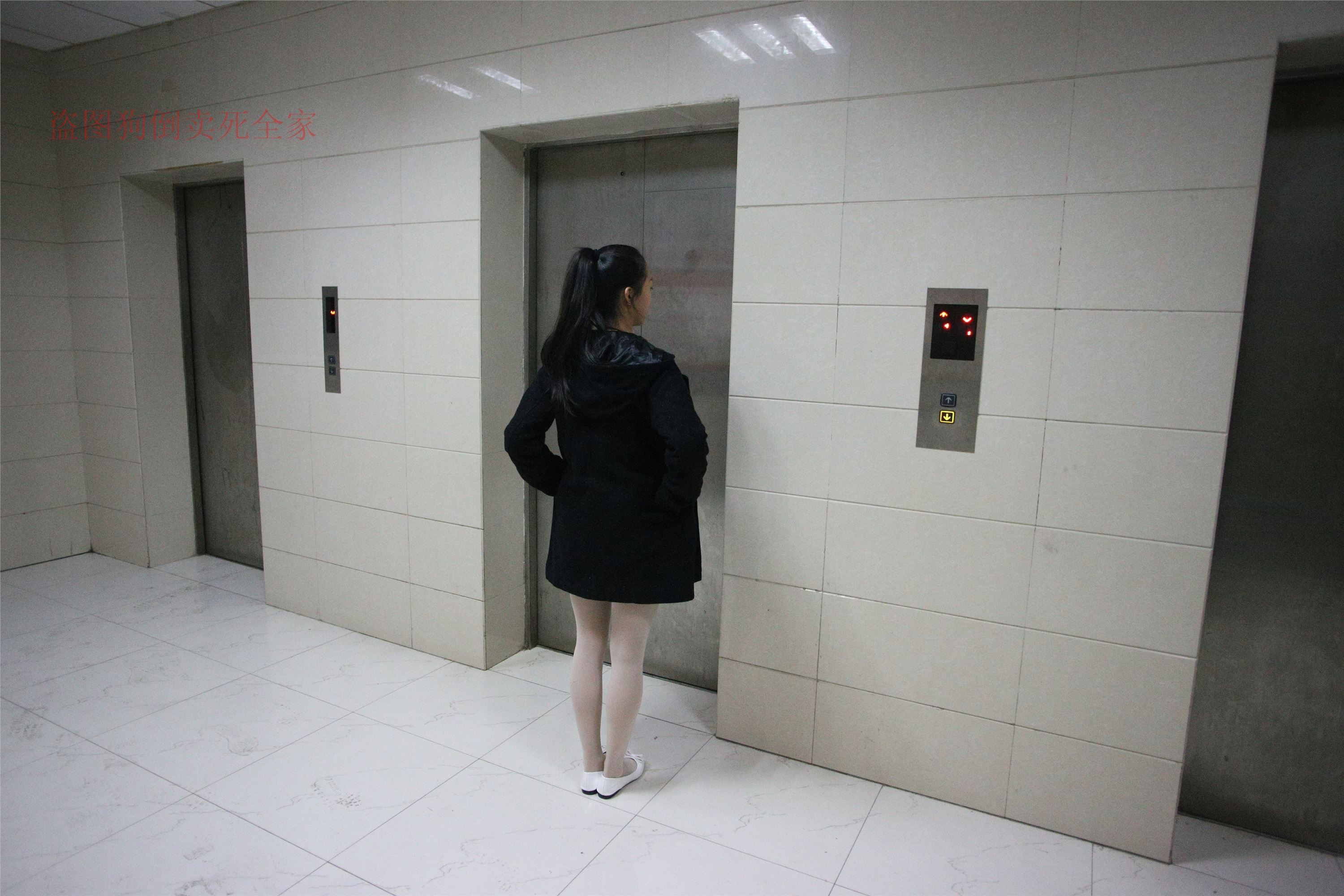 Z4-4 classroom elevator white socks 336p1