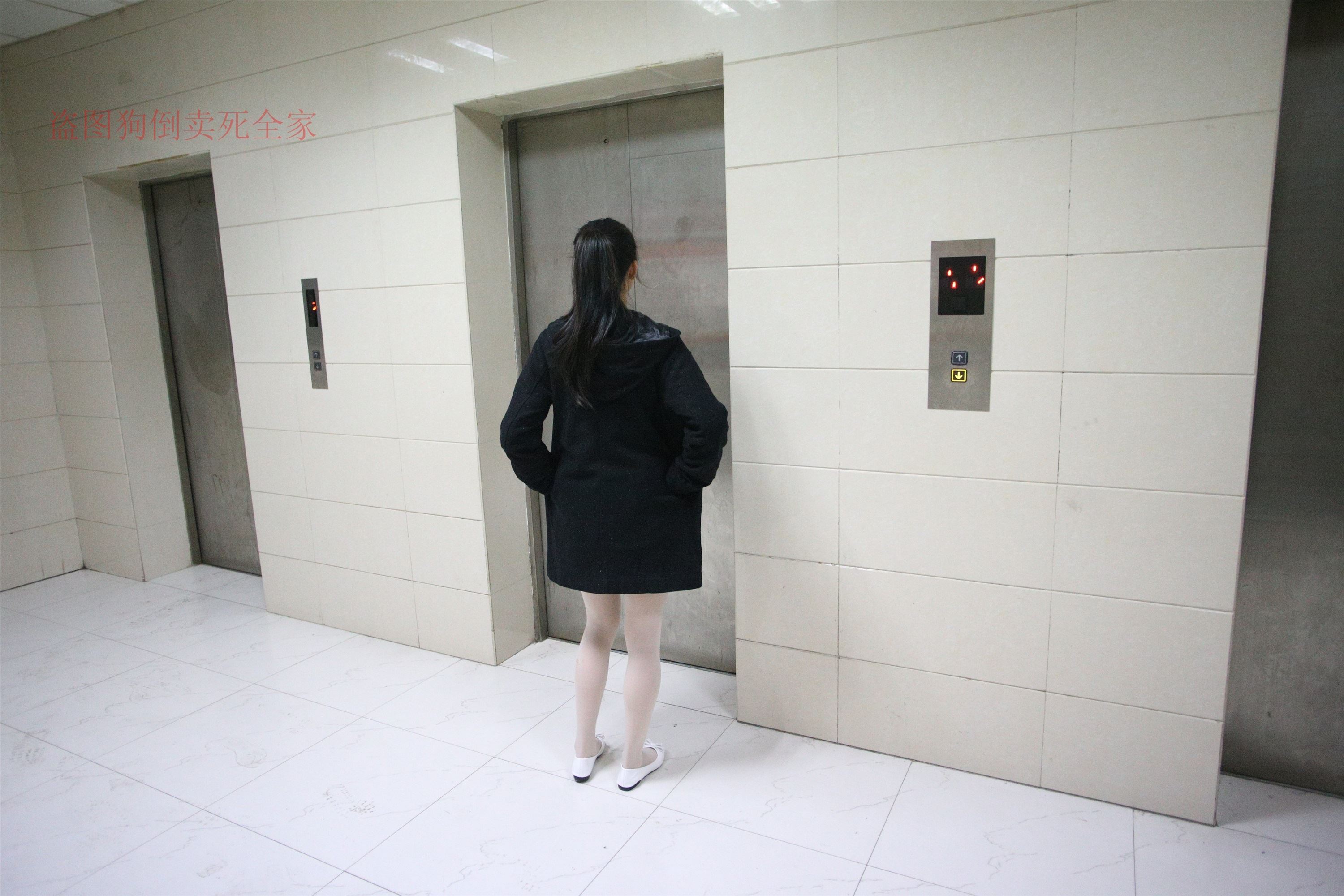 Z4-4 classroom elevator white socks 336p1