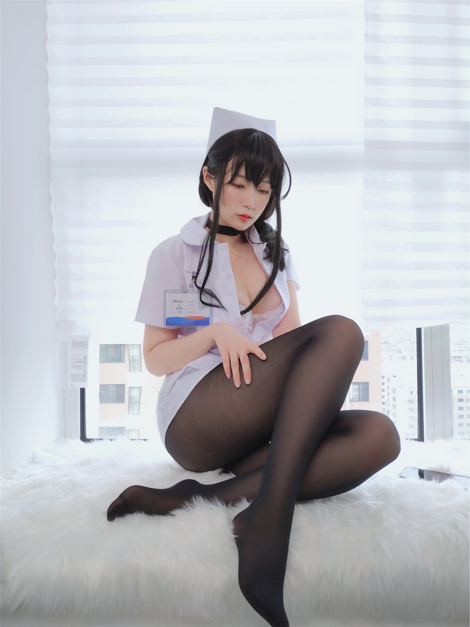 Miss Coser, sister Baiyin, nurse with long hair