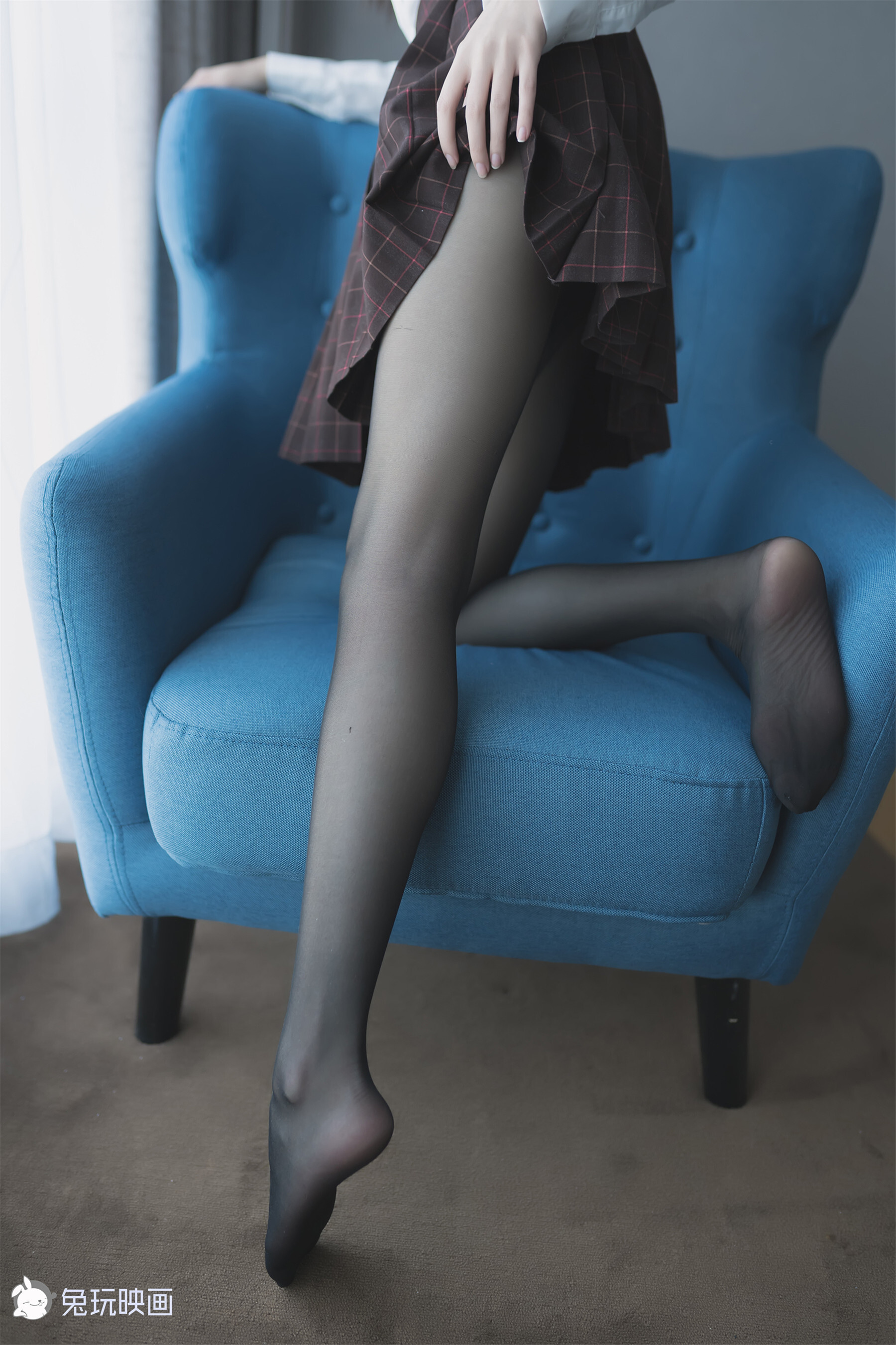 The black silk girl on the blue chair