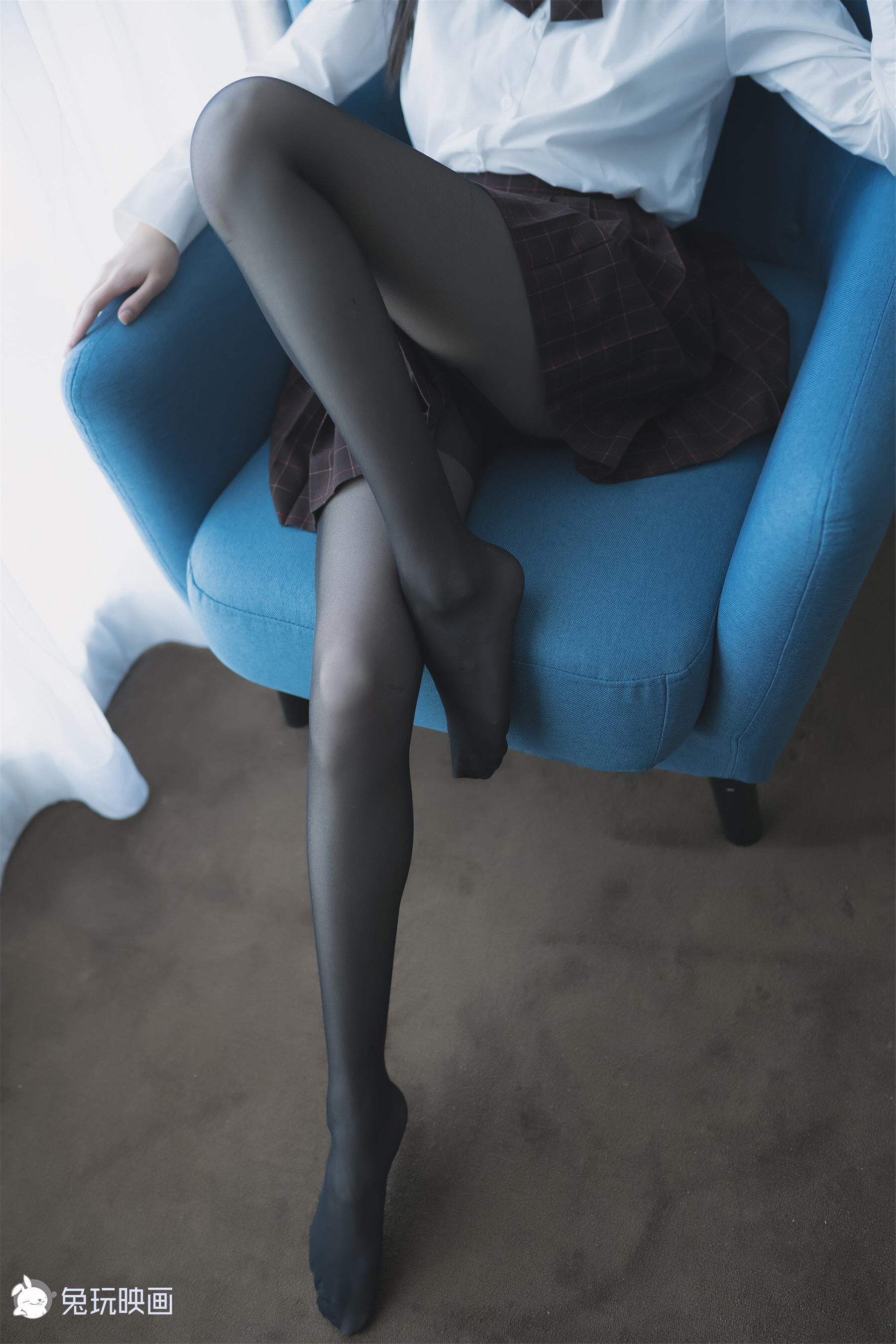 The black silk girl on the blue chair