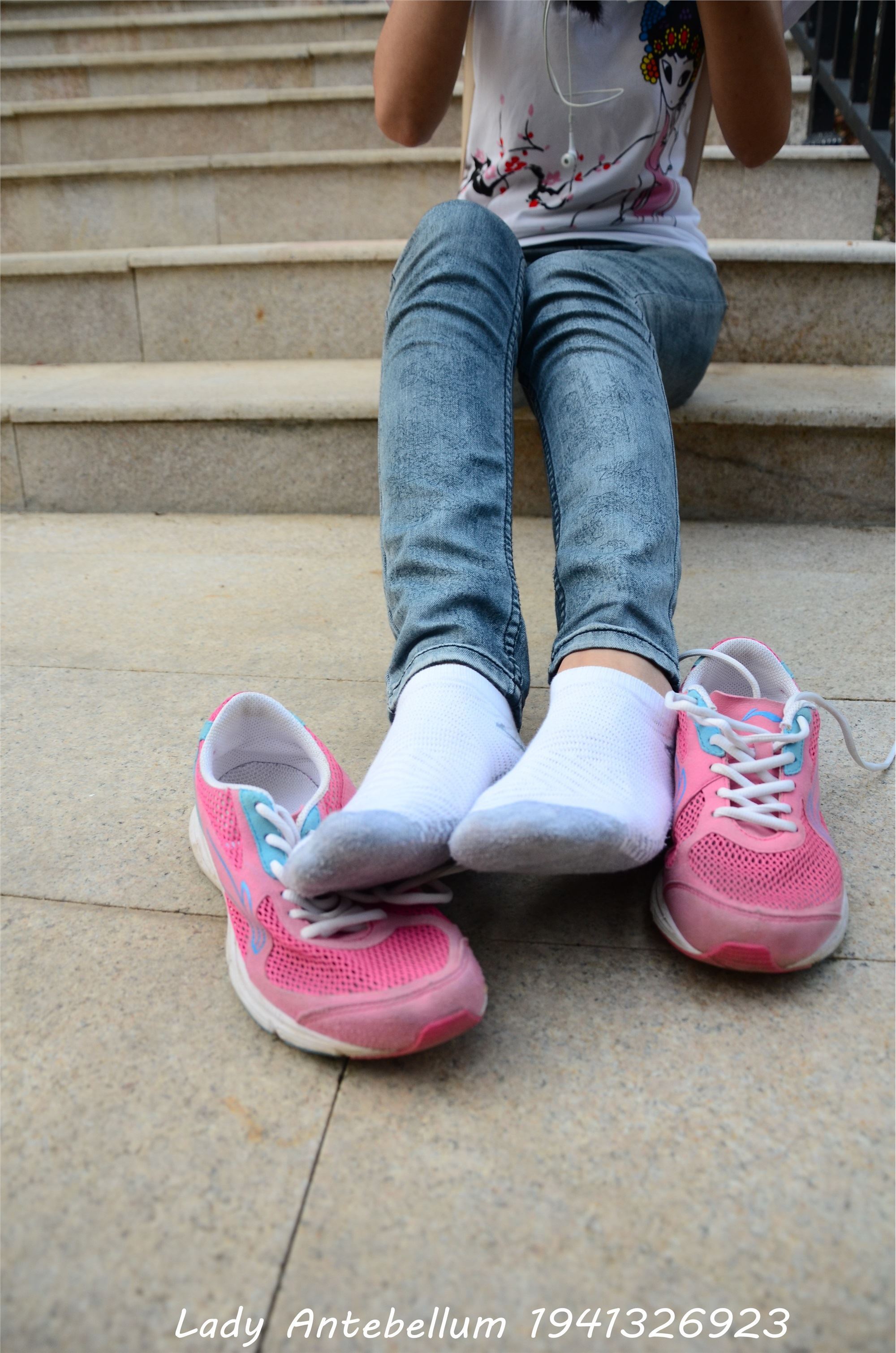 Goddess's feet and legs cotton stockings before the war 084