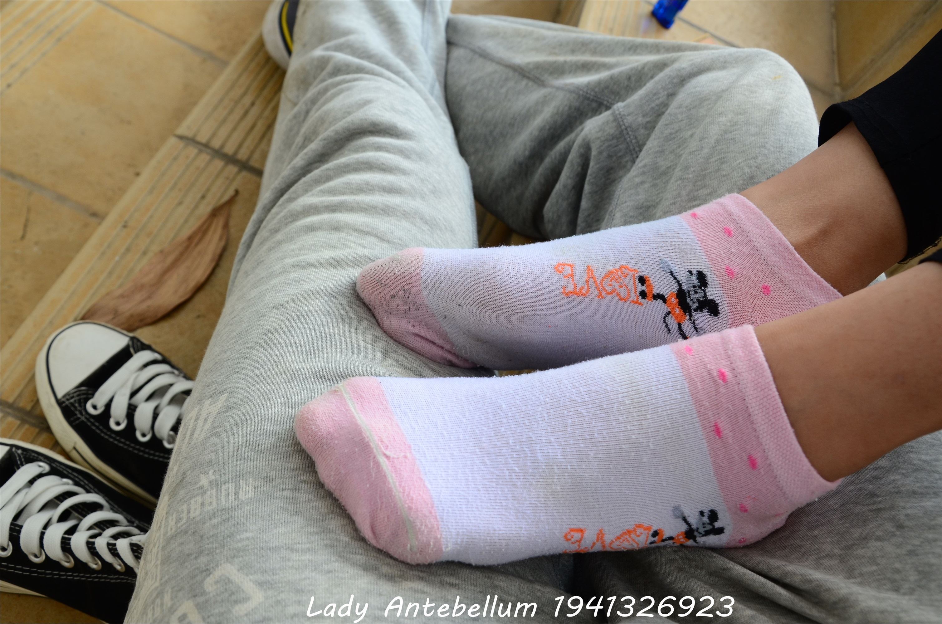 Goddess's feet and legs cotton stockings before the war 085