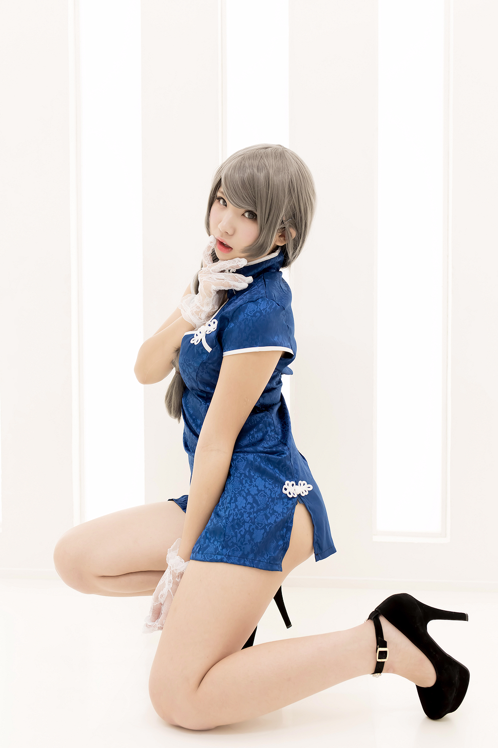 Blue cheongsam and legs of Chinese lady