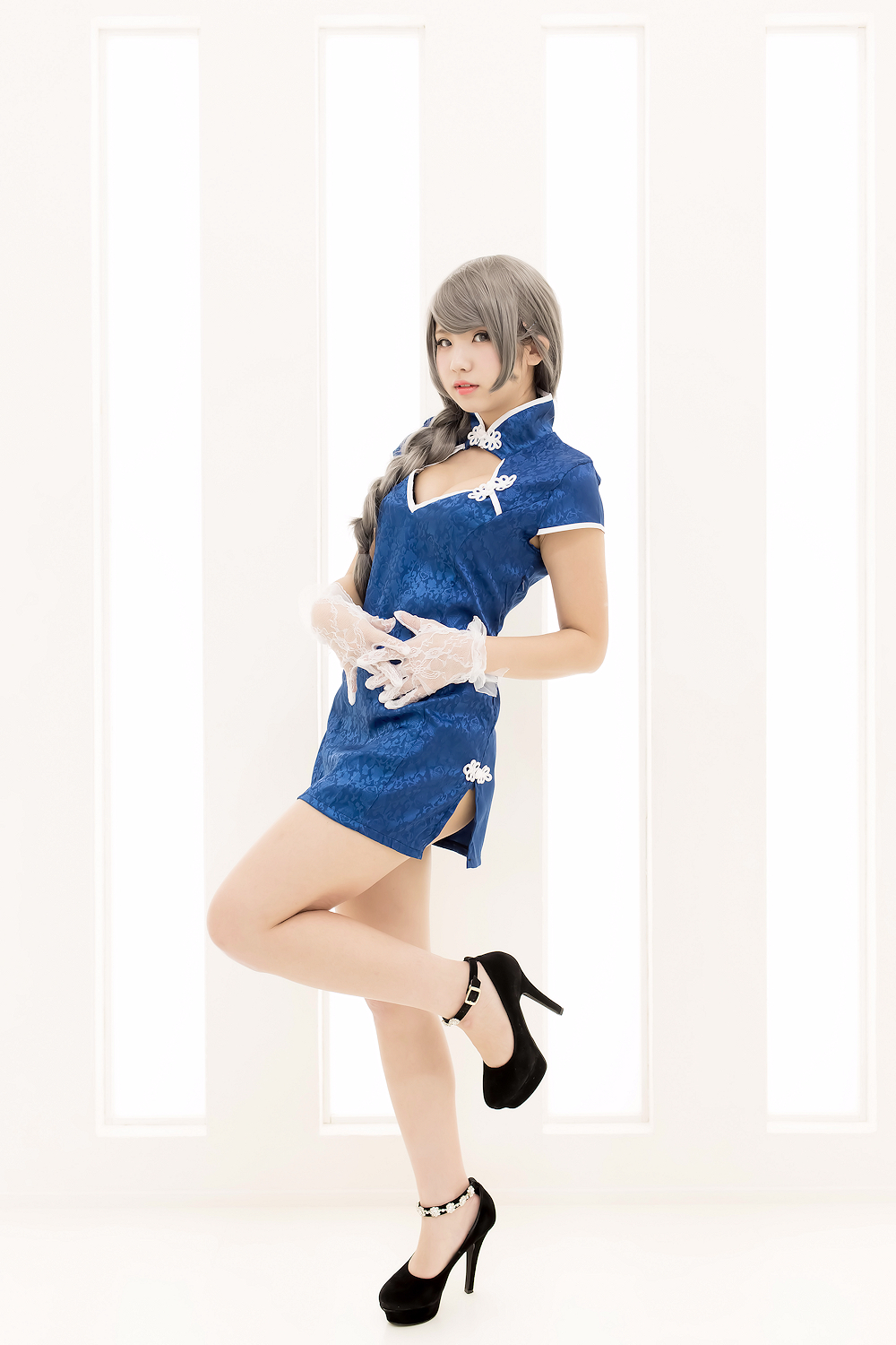 Blue cheongsam and legs of Chinese lady