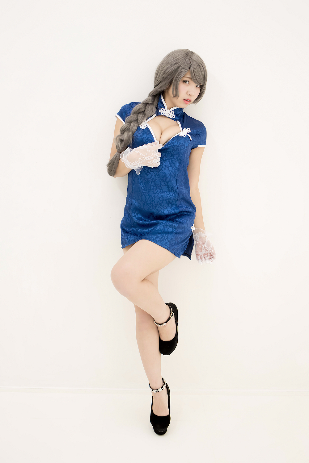 Blue cheongsam and legs of Chinese lady