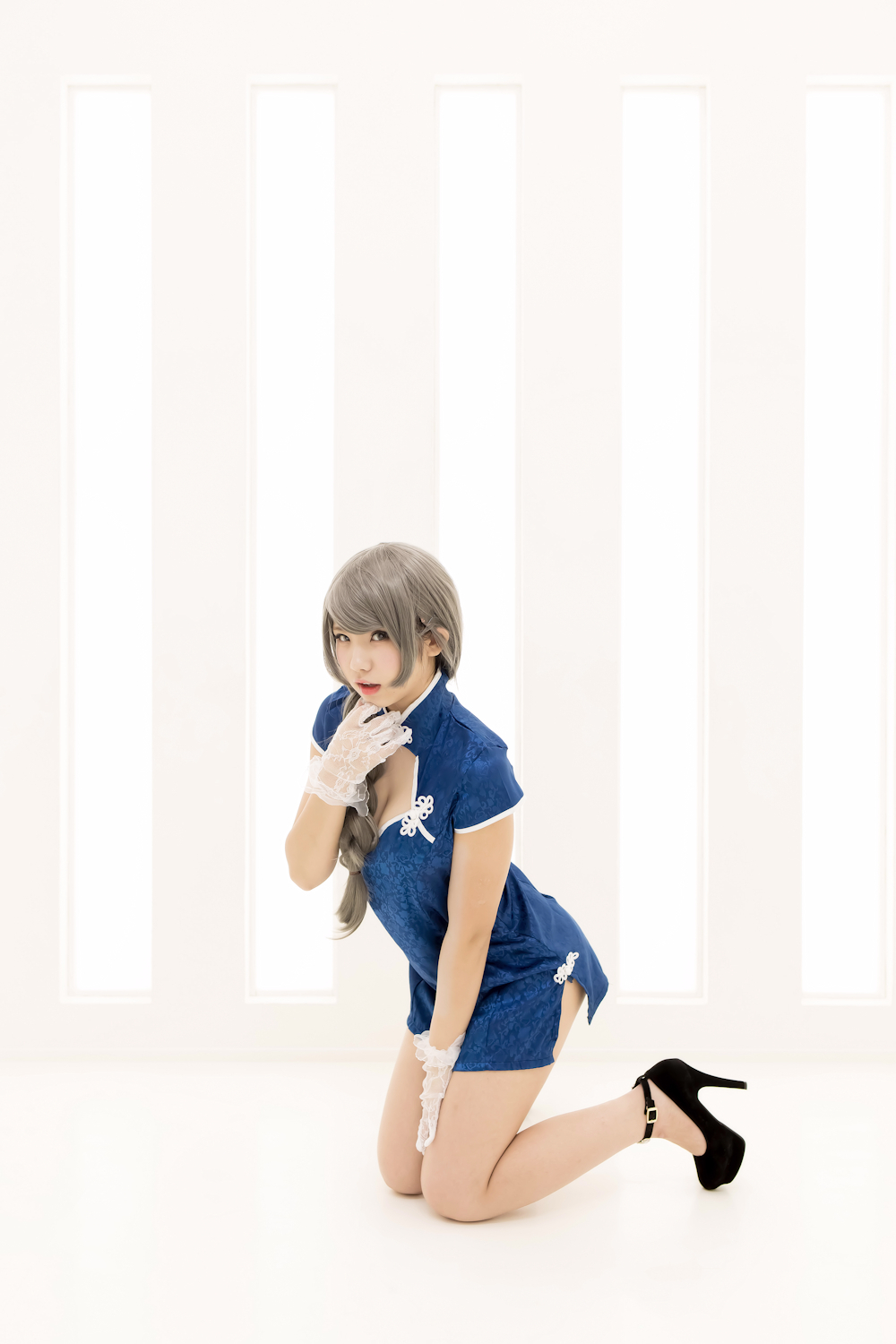 Blue cheongsam and legs of Chinese lady