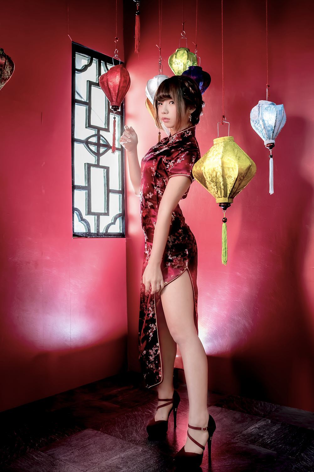 Red cheongsam and leg high heel of Chinese lady