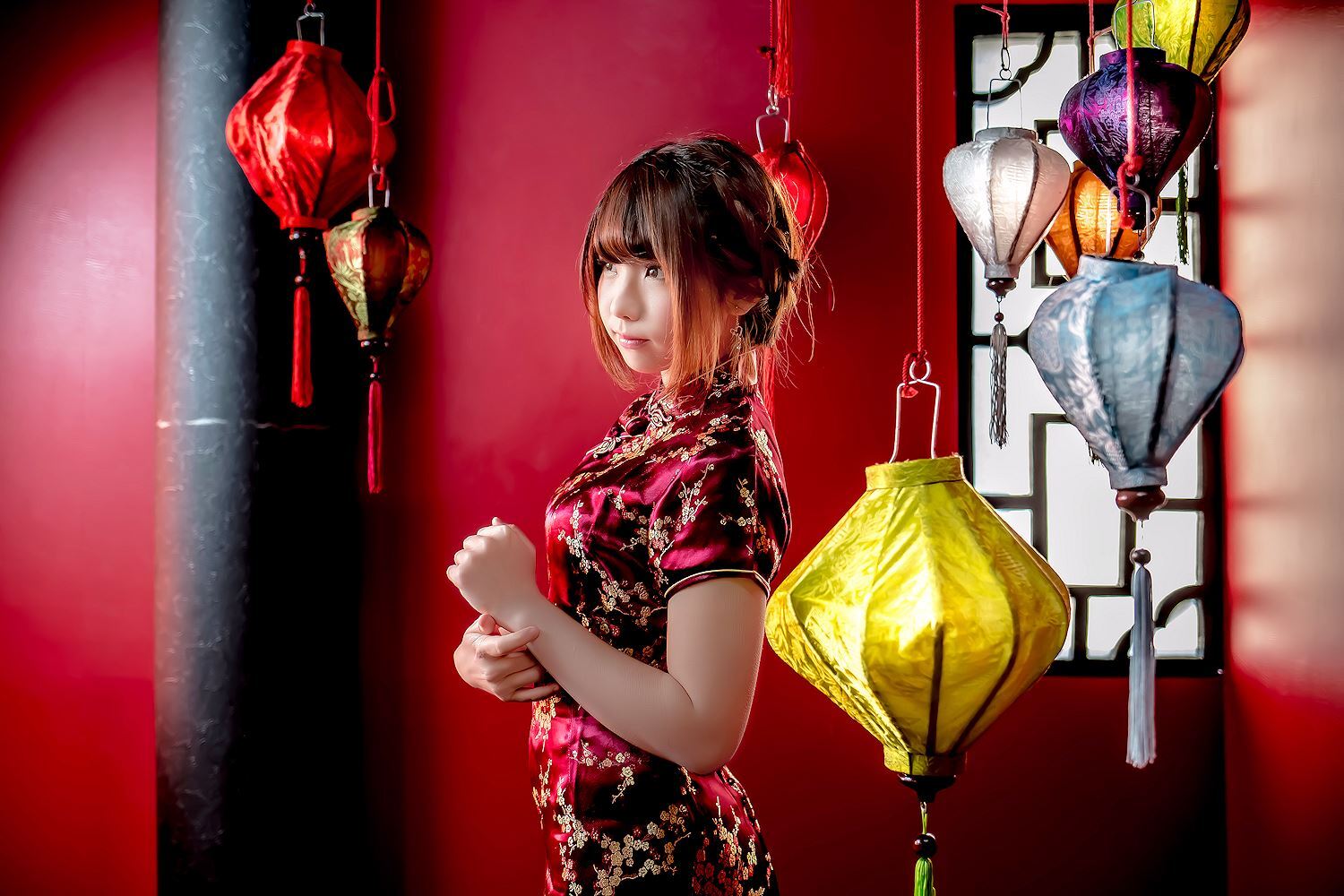 Red cheongsam and leg high heel of Chinese lady