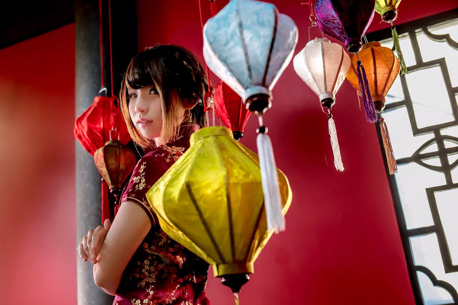 Red cheongsam and leg high heel of Chinese lady