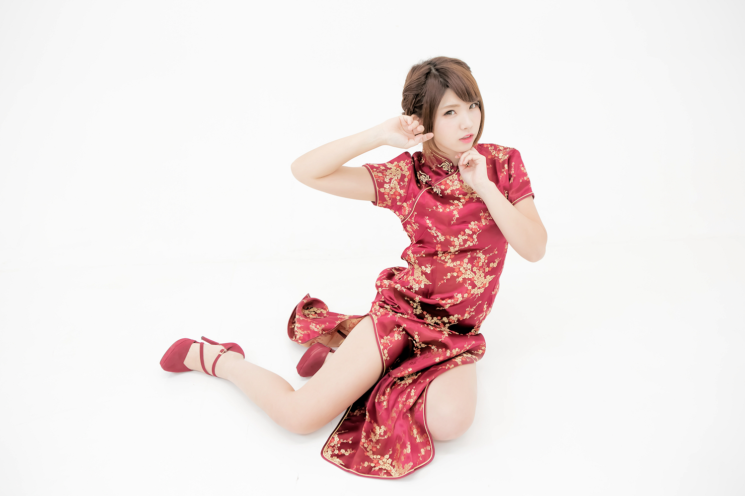 Red cheongsam and leg high heel of Chinese lady