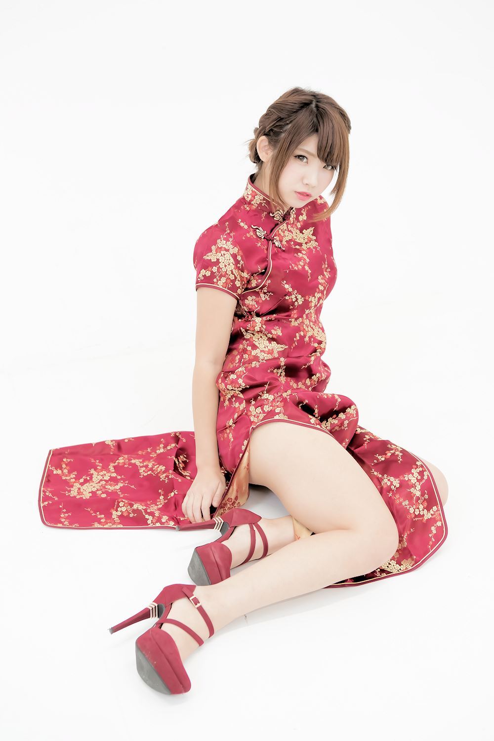 Red cheongsam and leg high heel of Chinese lady