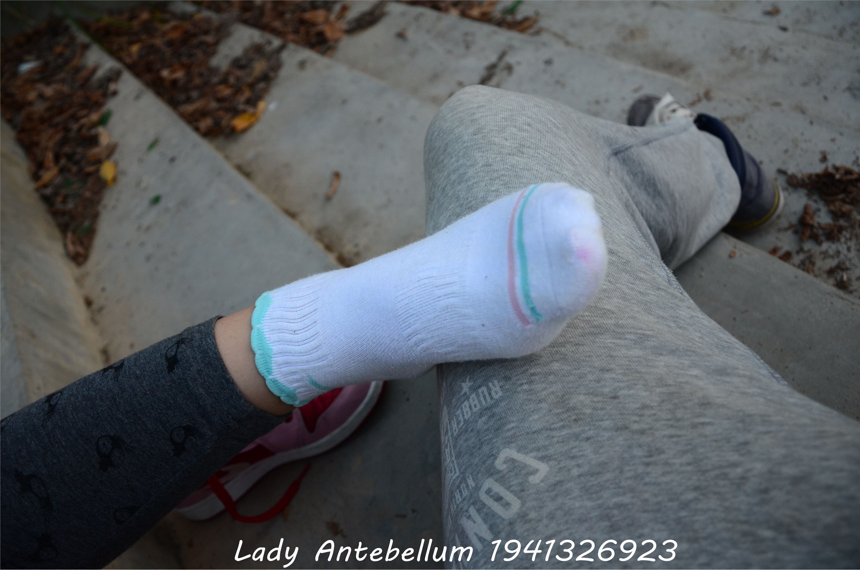 Goddess's feet and legs cotton stockings before the war 095