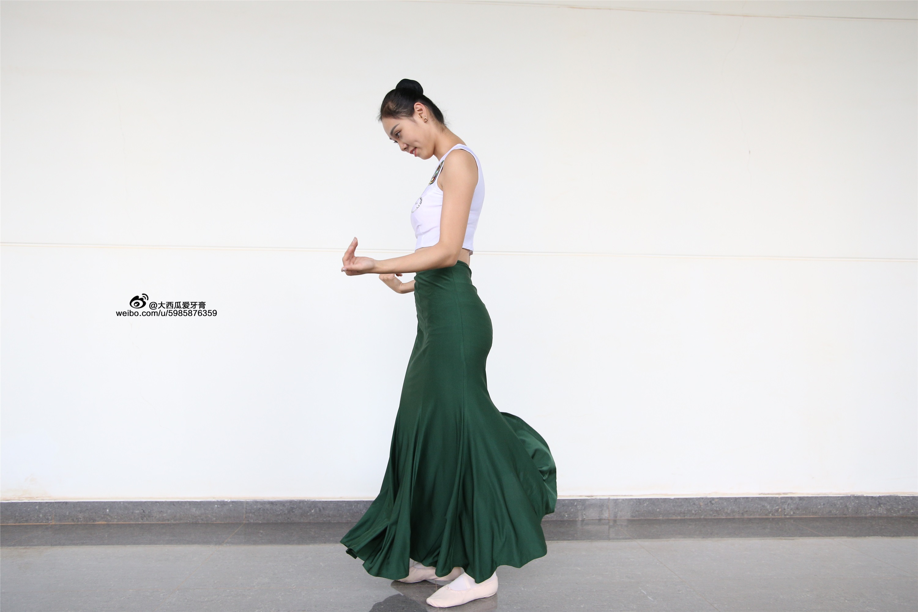 W006 dancer 1 - Wenjun green skirt 1