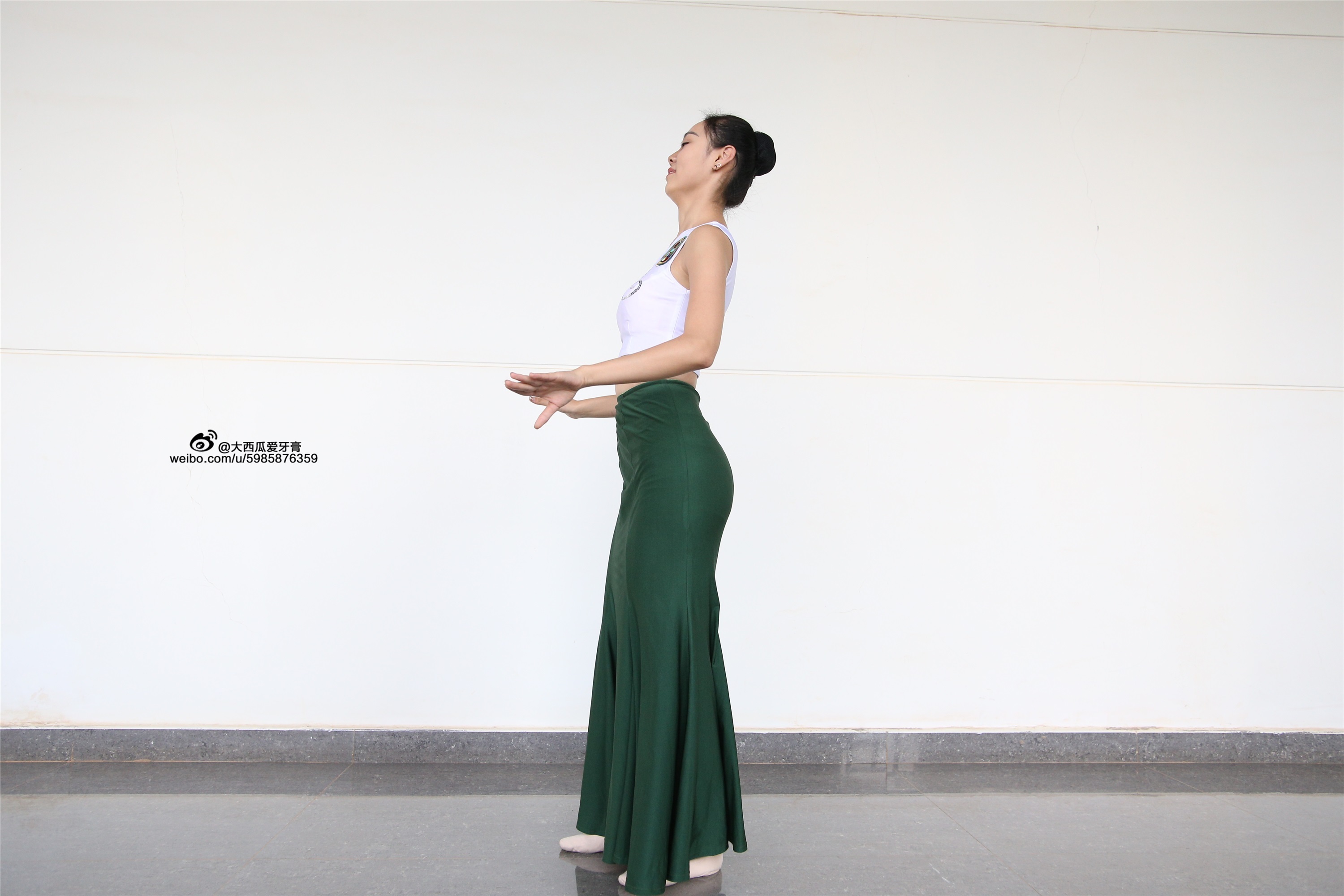 W006 dancer 1 - Wenjun green skirt 1