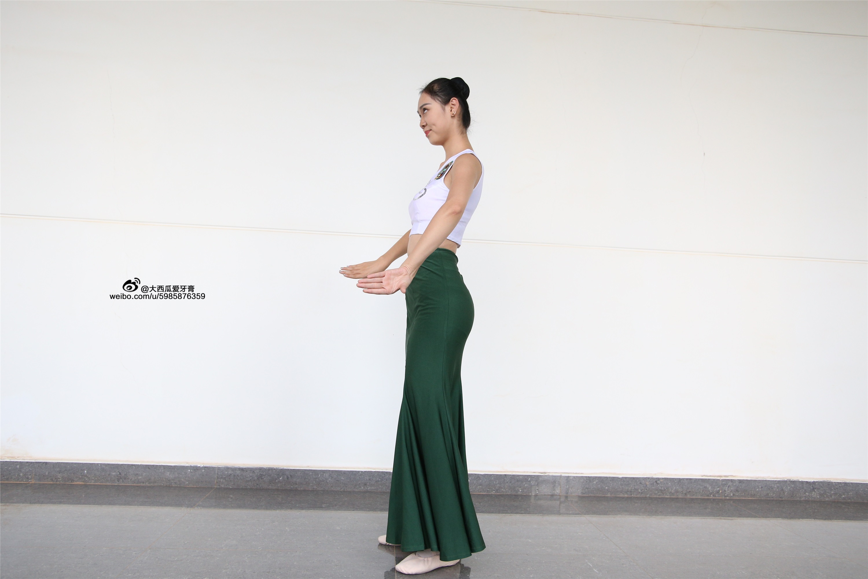 W006 dancer 1 - Wenjun green skirt 1