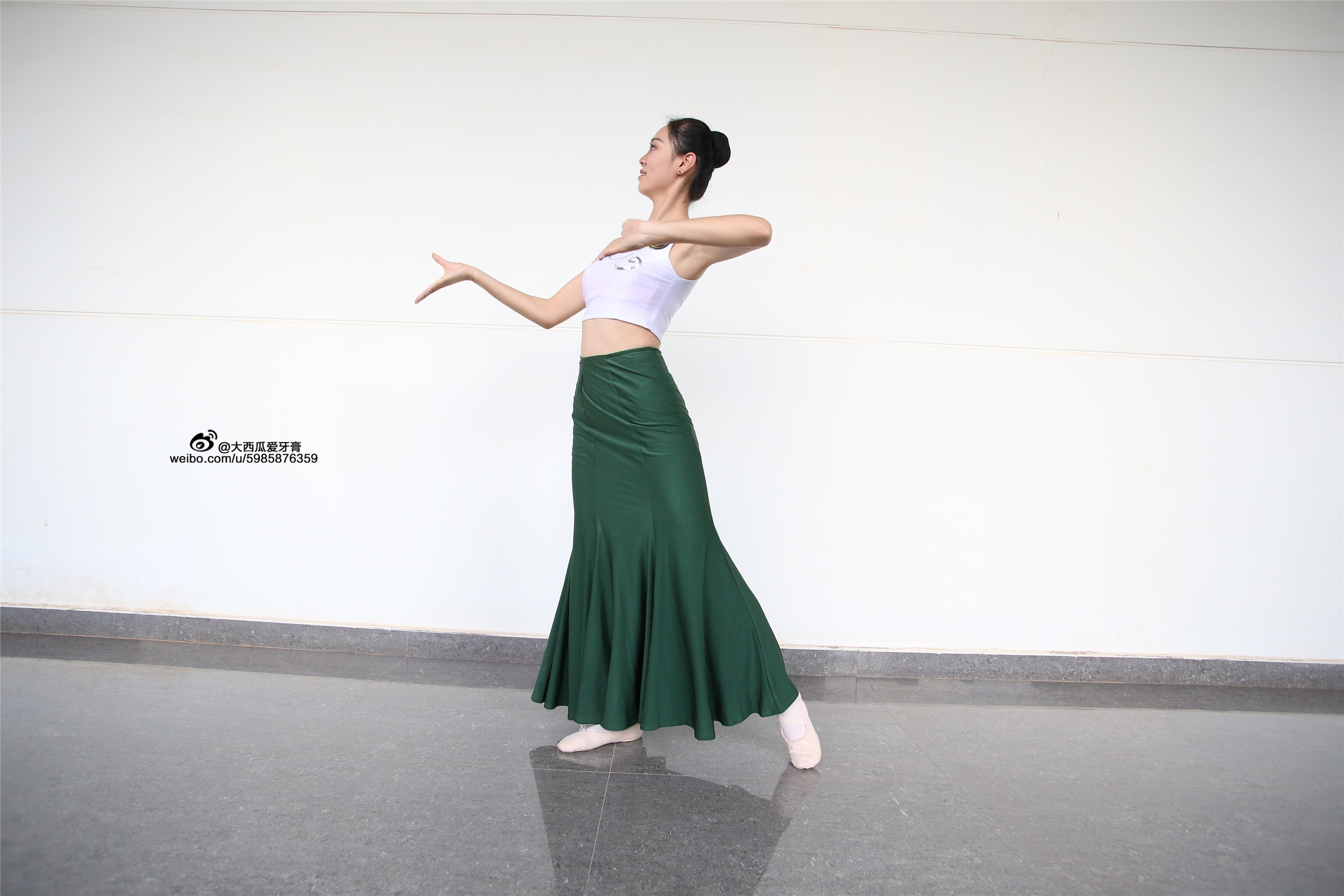 W006 dancer 1 - Wenjun green skirt 1