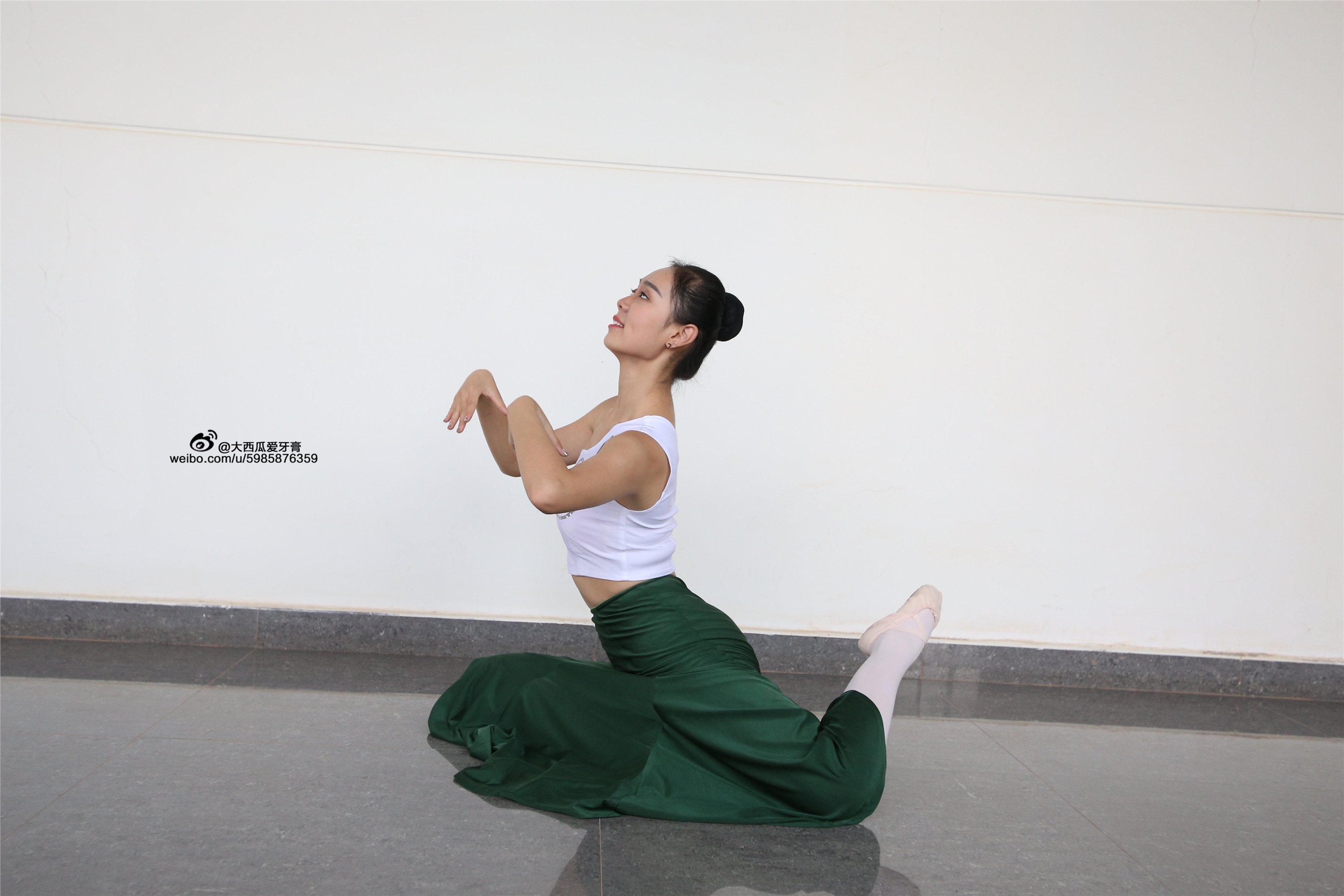 W006 dancer 1 - Wenjun green skirt 1