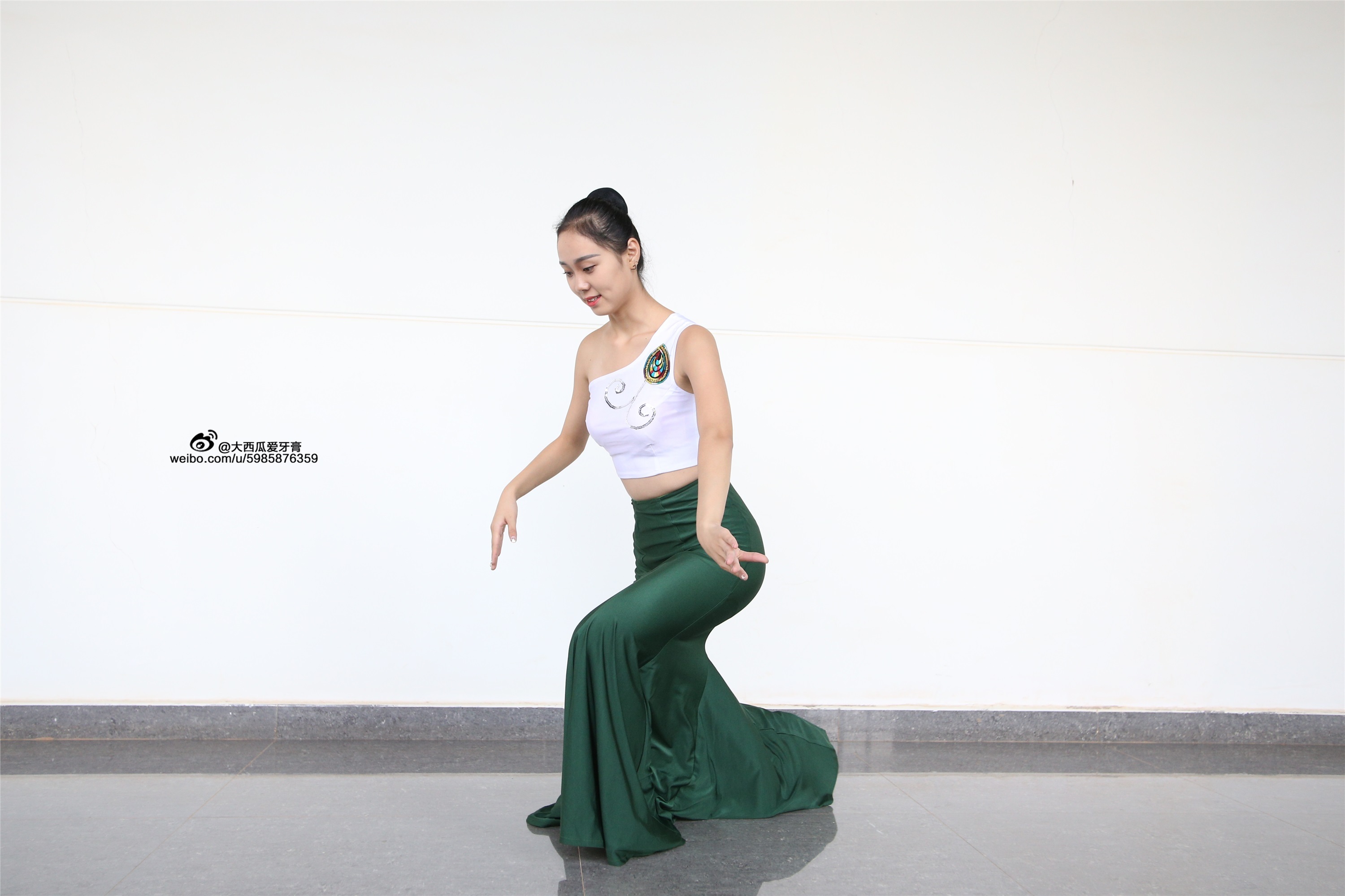 W006 dancer 1 - Wenjun green skirt 1