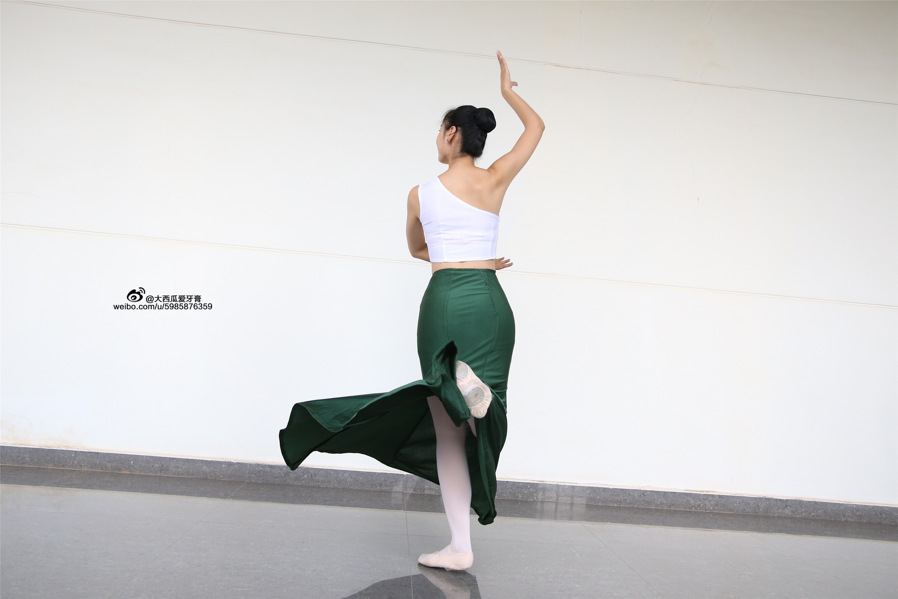 W006 dancer 1 - Wenjun green skirt 1