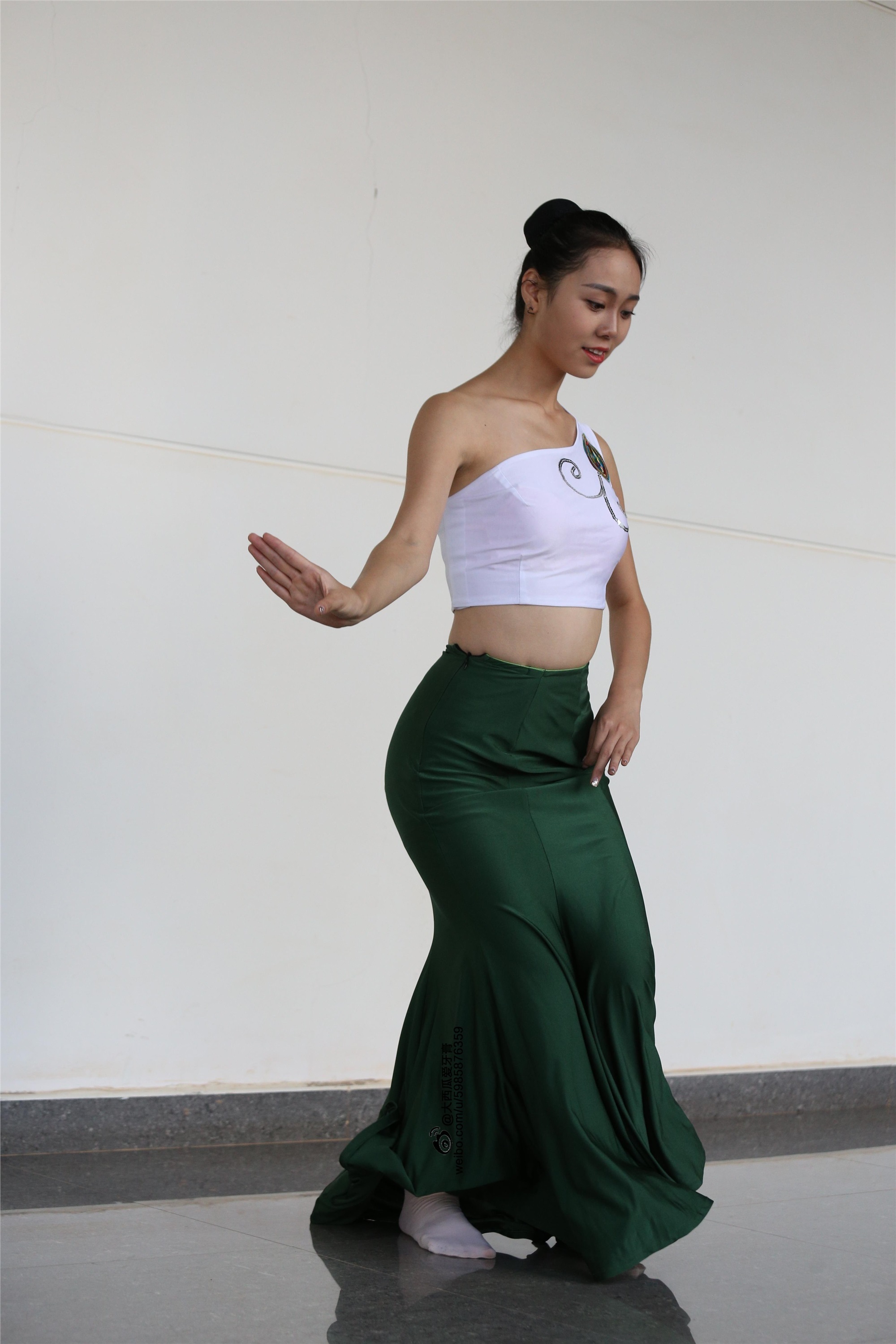 W006 dancer 1 - Wenjun green skirt 1