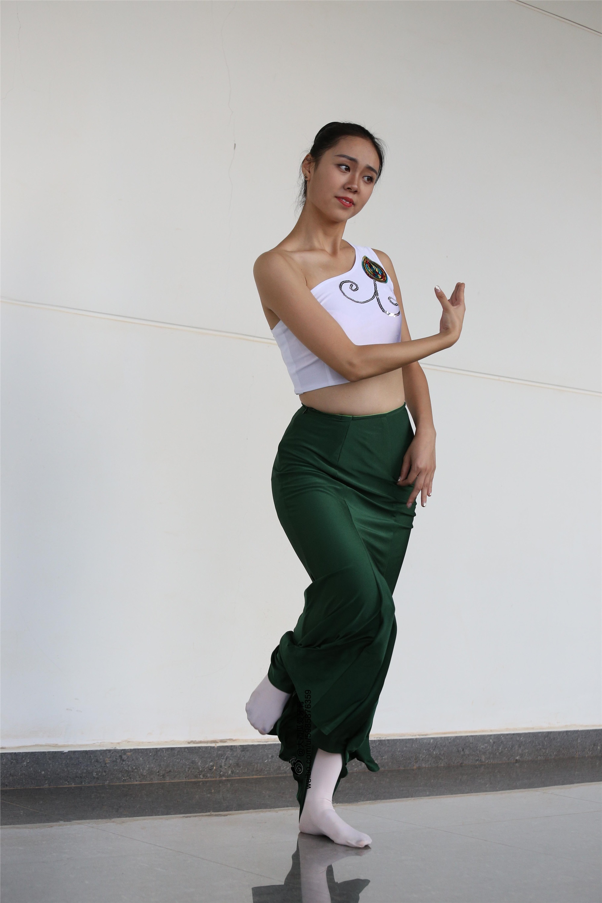 W006 dancer 1 - Wenjun green skirt 1