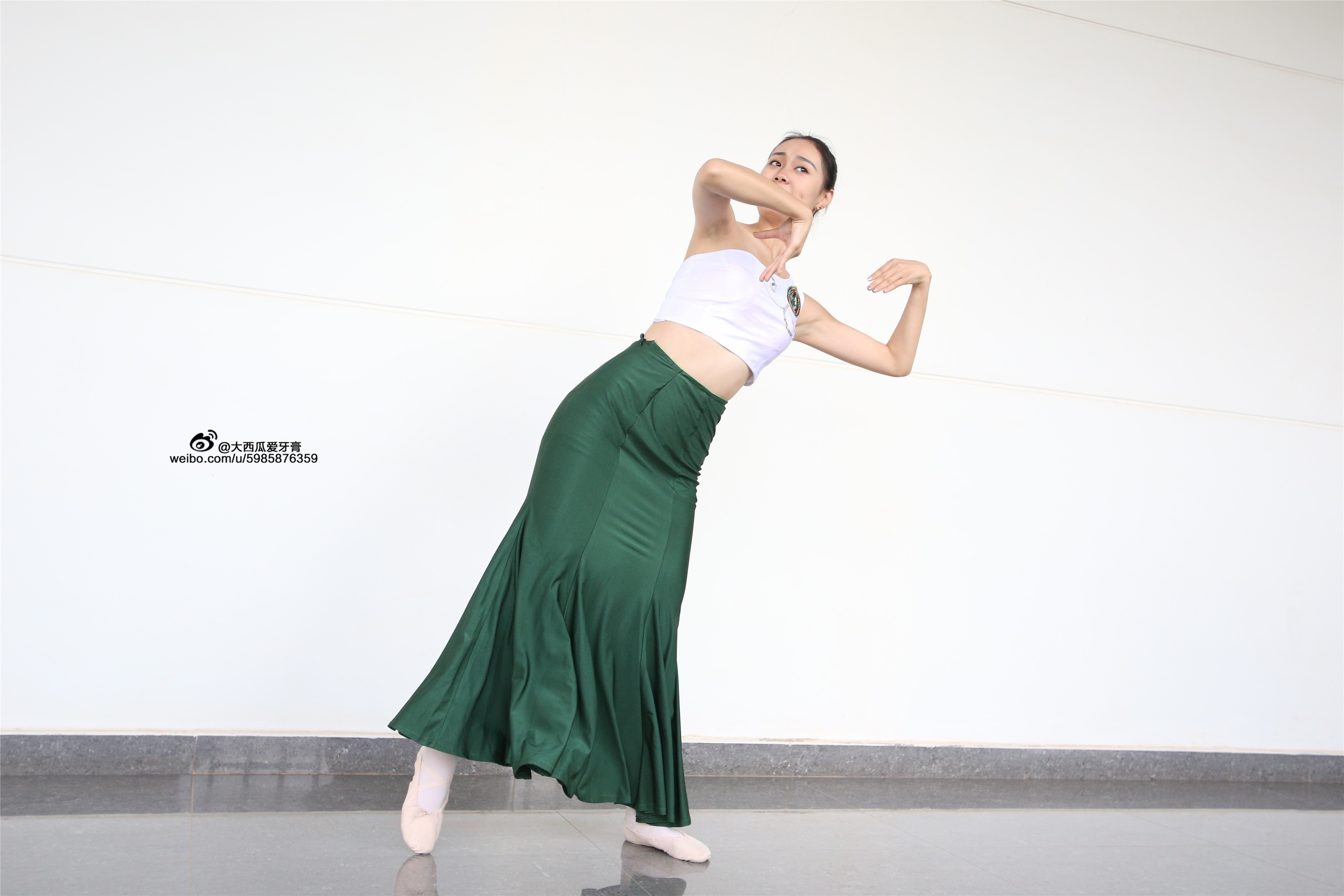 大西瓜美女图片 W006 舞蹈家1-文君 绿裙2