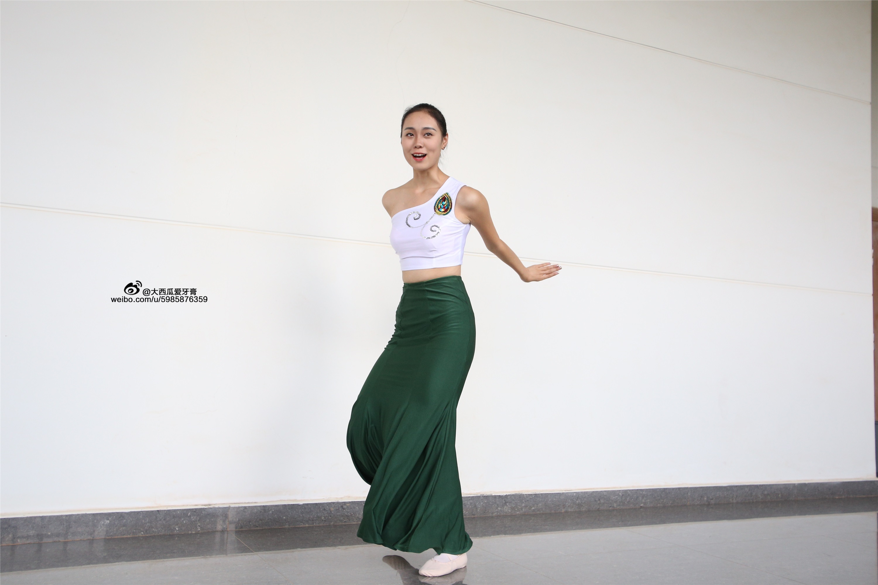 大西瓜美女图片 W006 舞蹈家1-文君 绿裙2