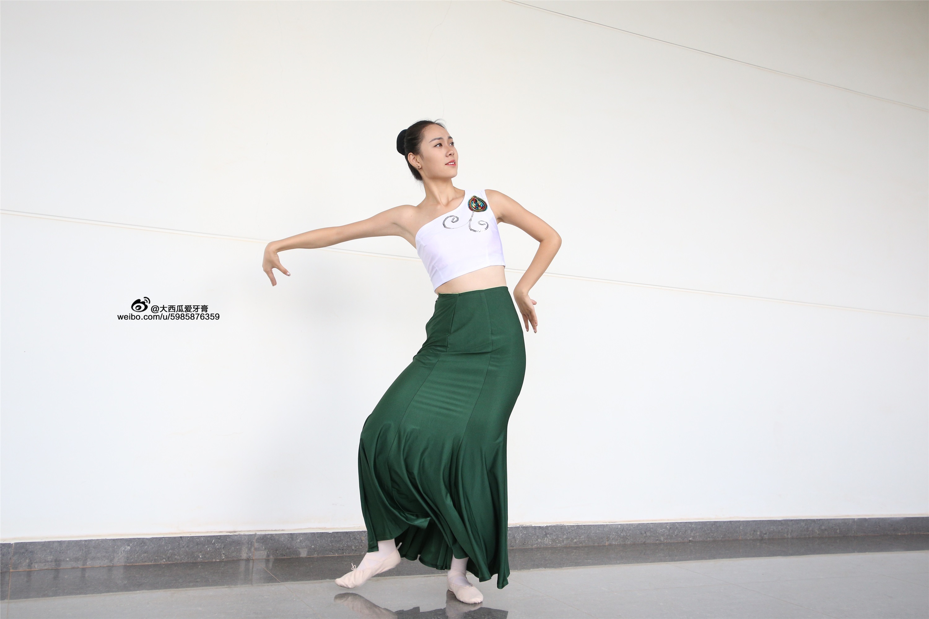 W006 dancer 1 - Wenjun green skirt 2