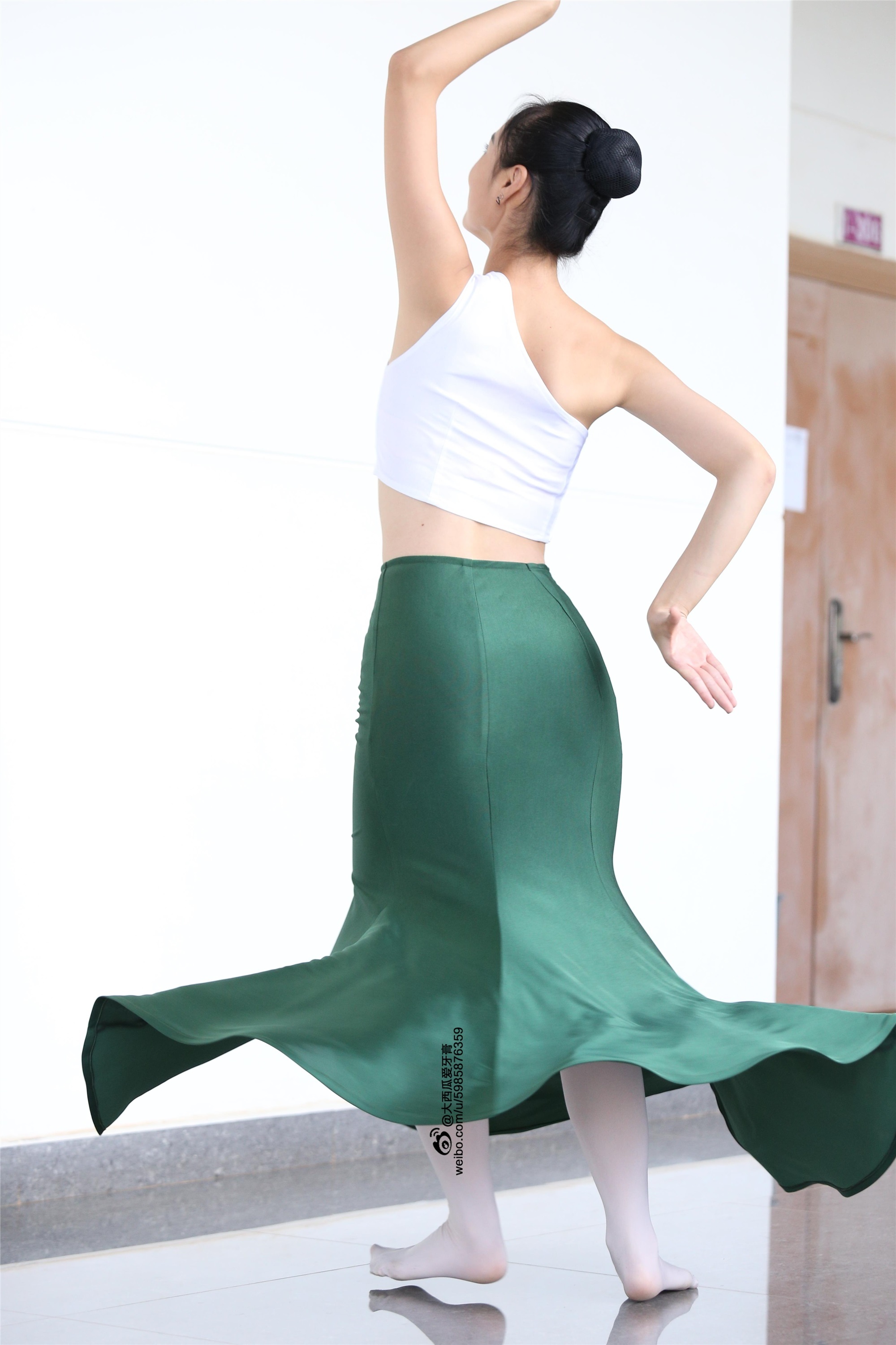 W006 dancer 1 - Wenjun green skirt 2