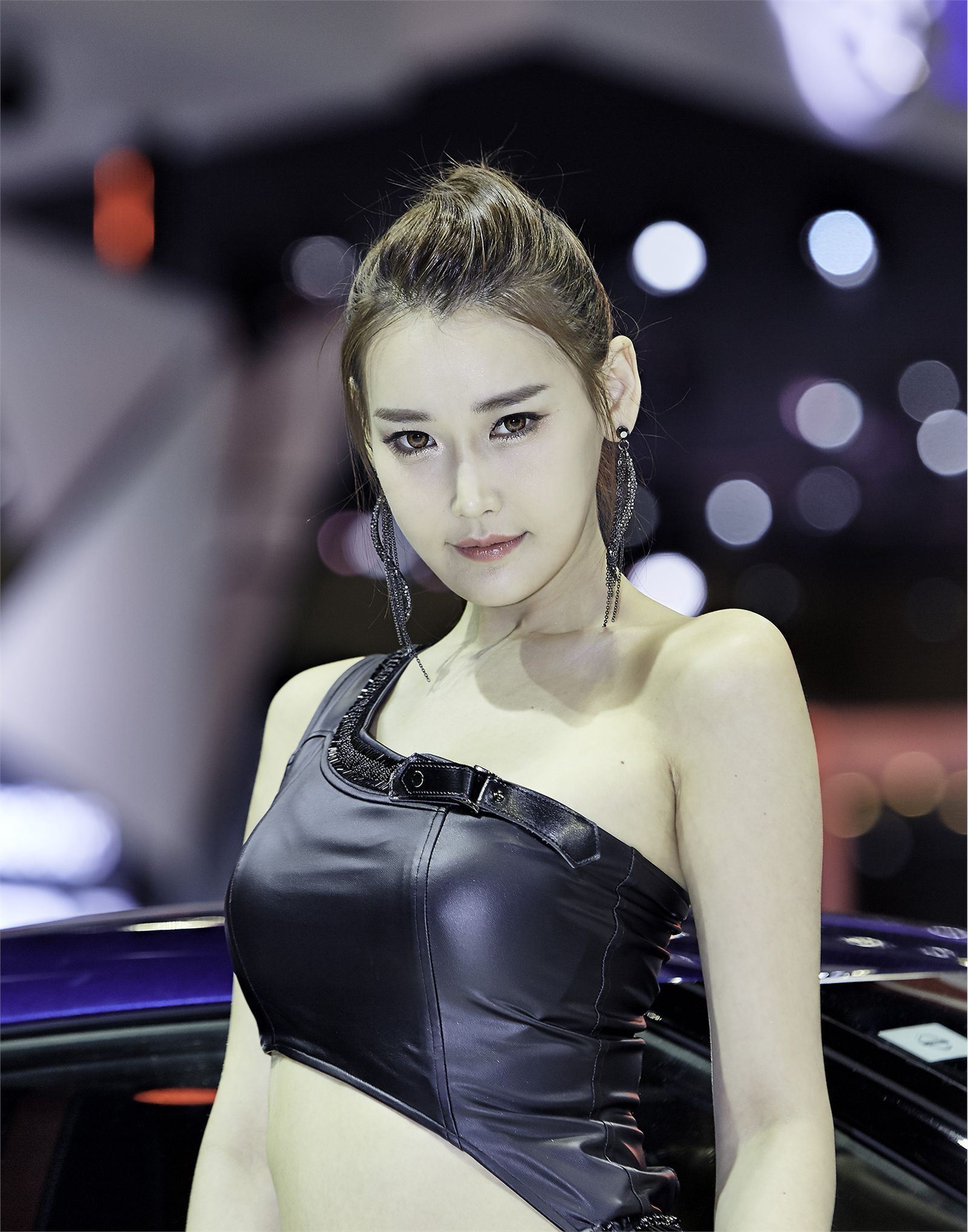 穿黑色紧身皮裤的韩国长腿性感车模 - 李晓英