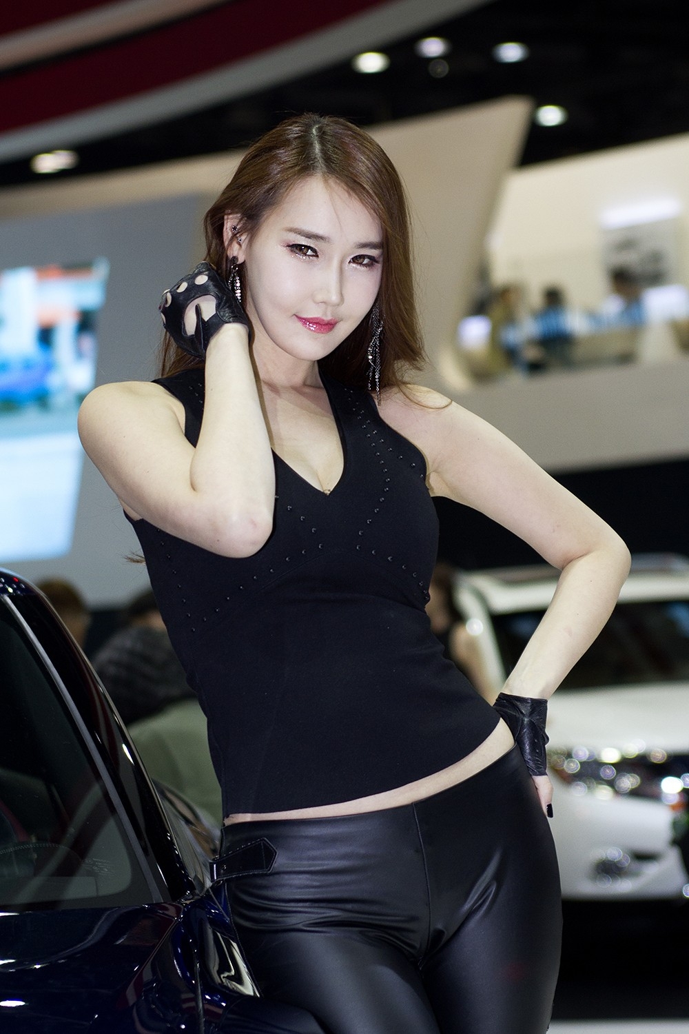 穿黑色紧身皮裤的韩国长腿性感车模 - 李晓英