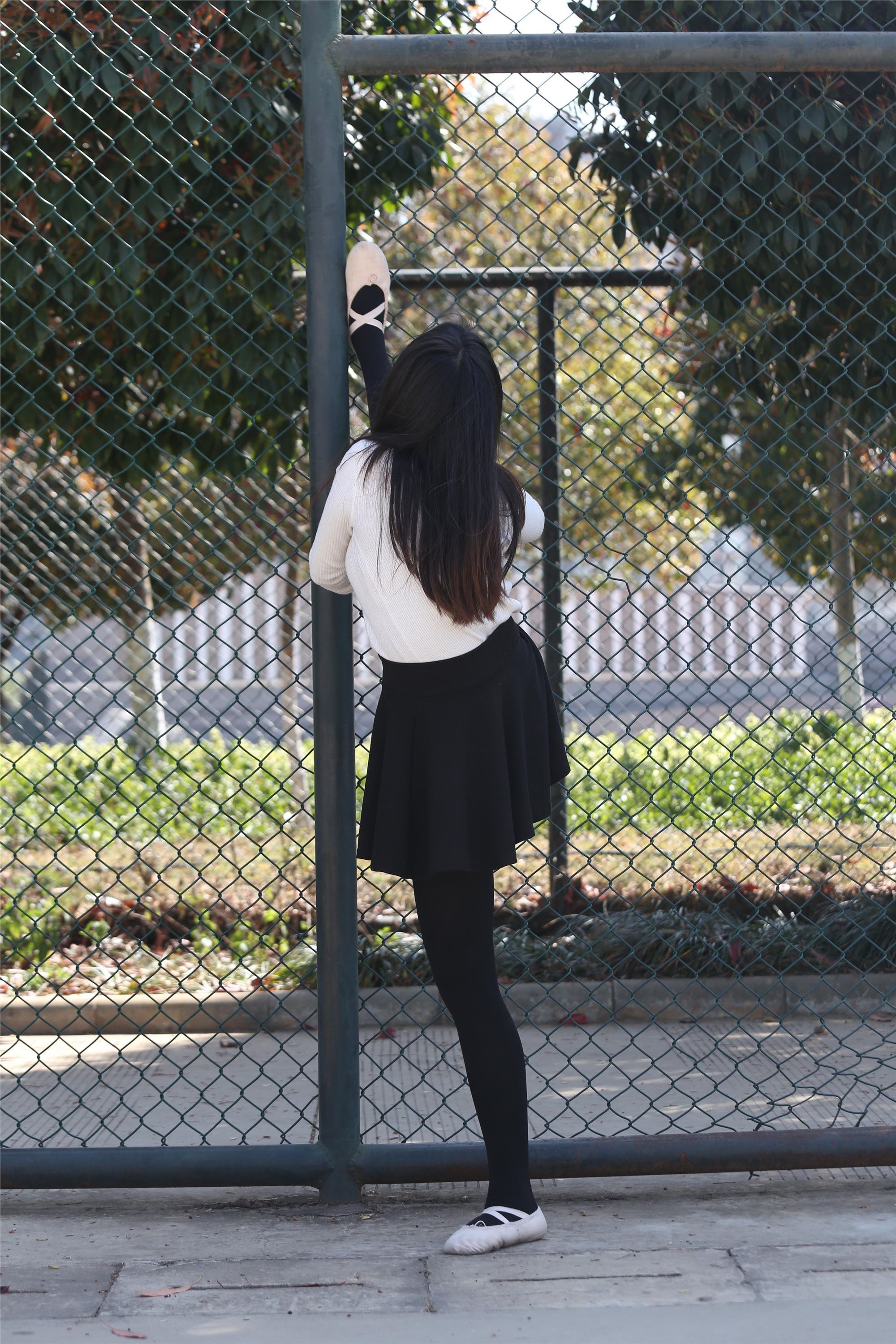 W014 dancer 5 - Shuangshu 13 on the playground