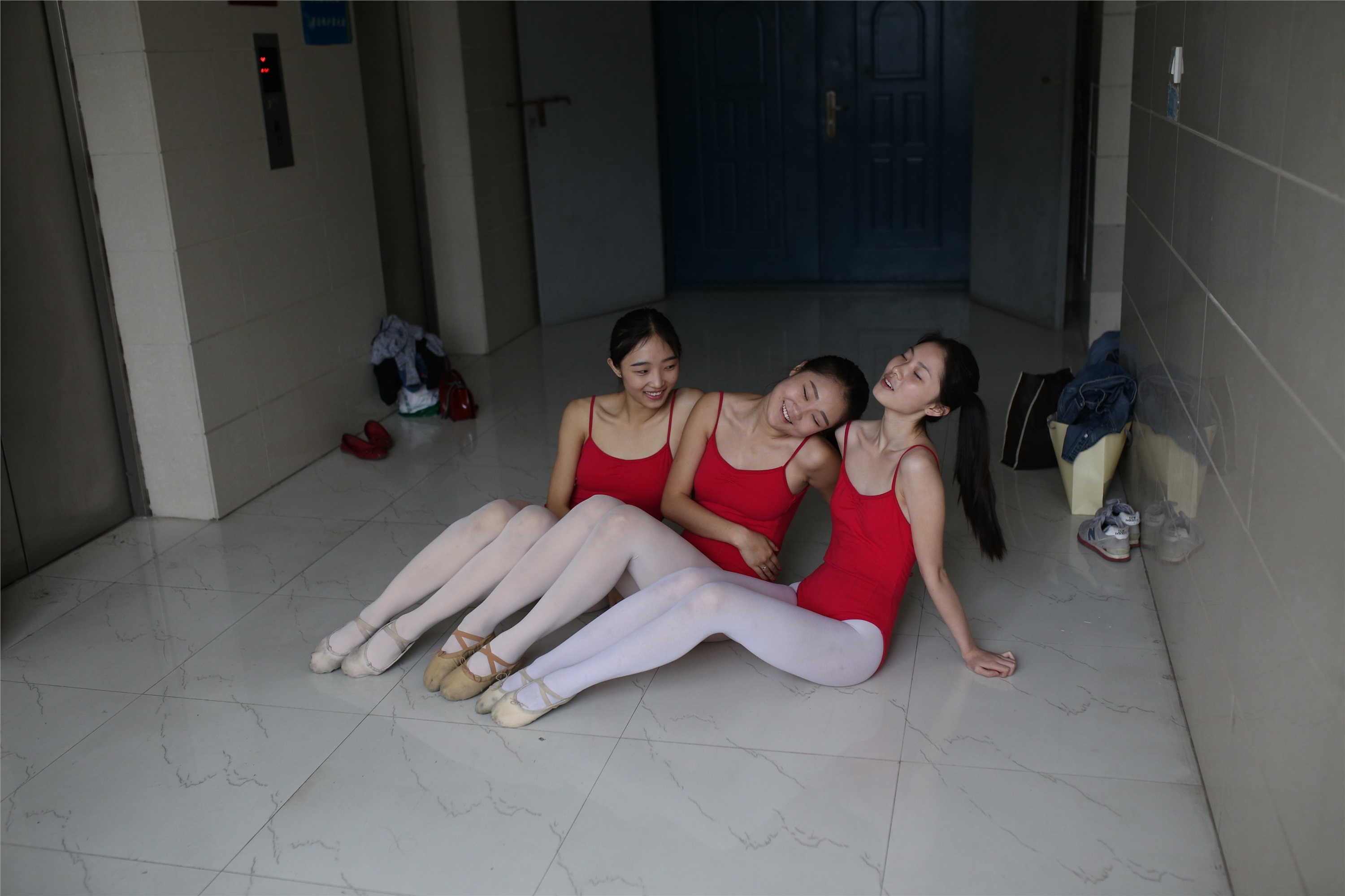 大西瓜美女图片 W016 舞蹈家6-红衣三姐妹220p1