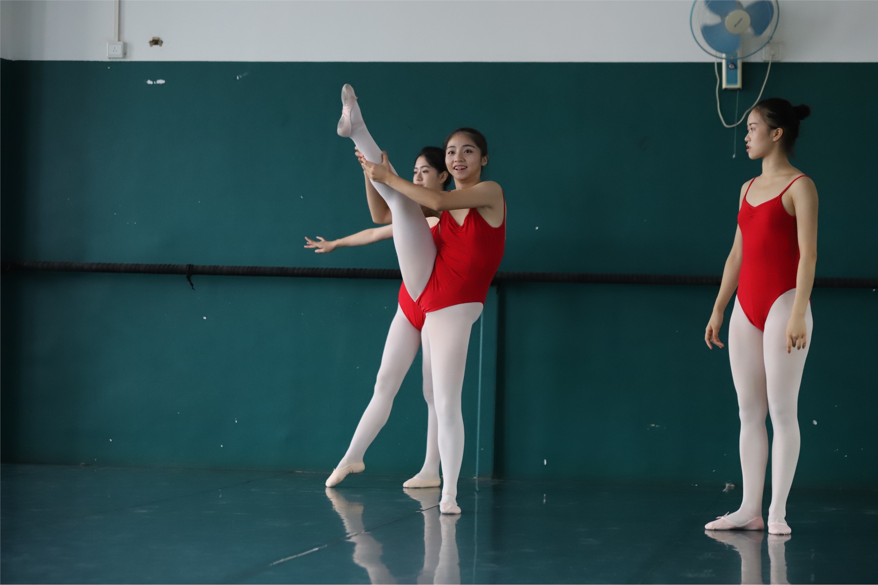 大西瓜美女图片 W020 舞蹈家-红色669p4