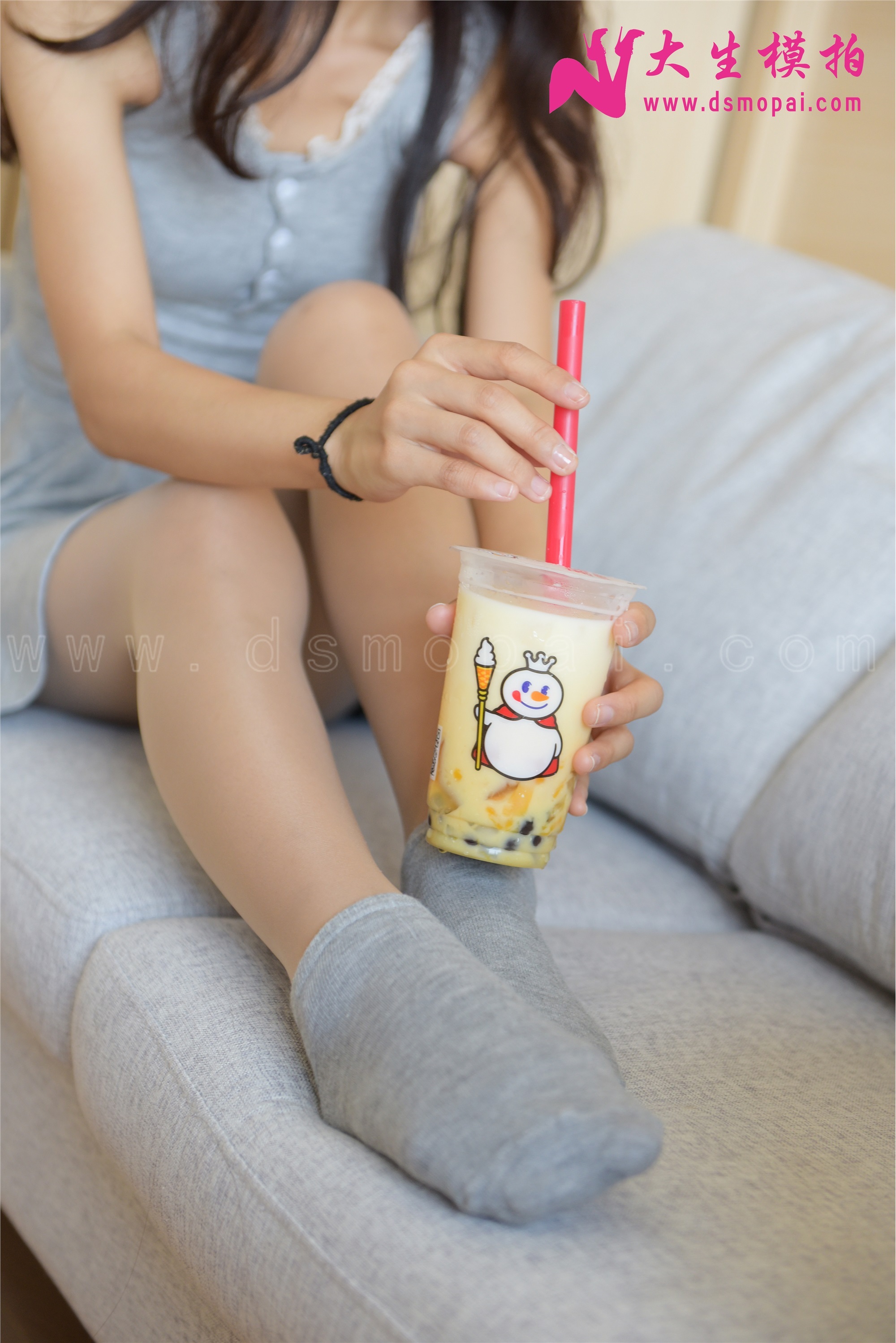 The interweaving of Feifei milkshake and cotton stockings