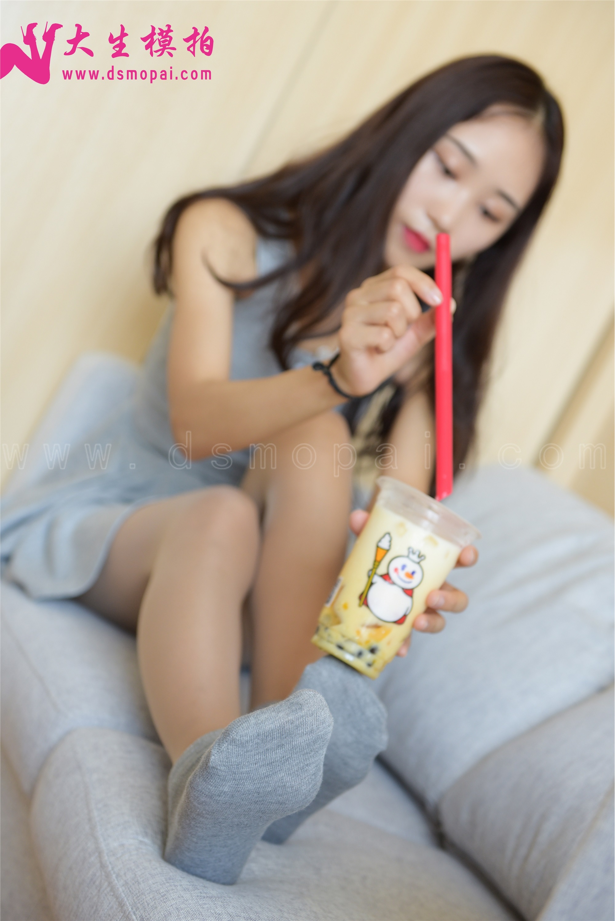 The interweaving of Feifei milkshake and cotton stockings