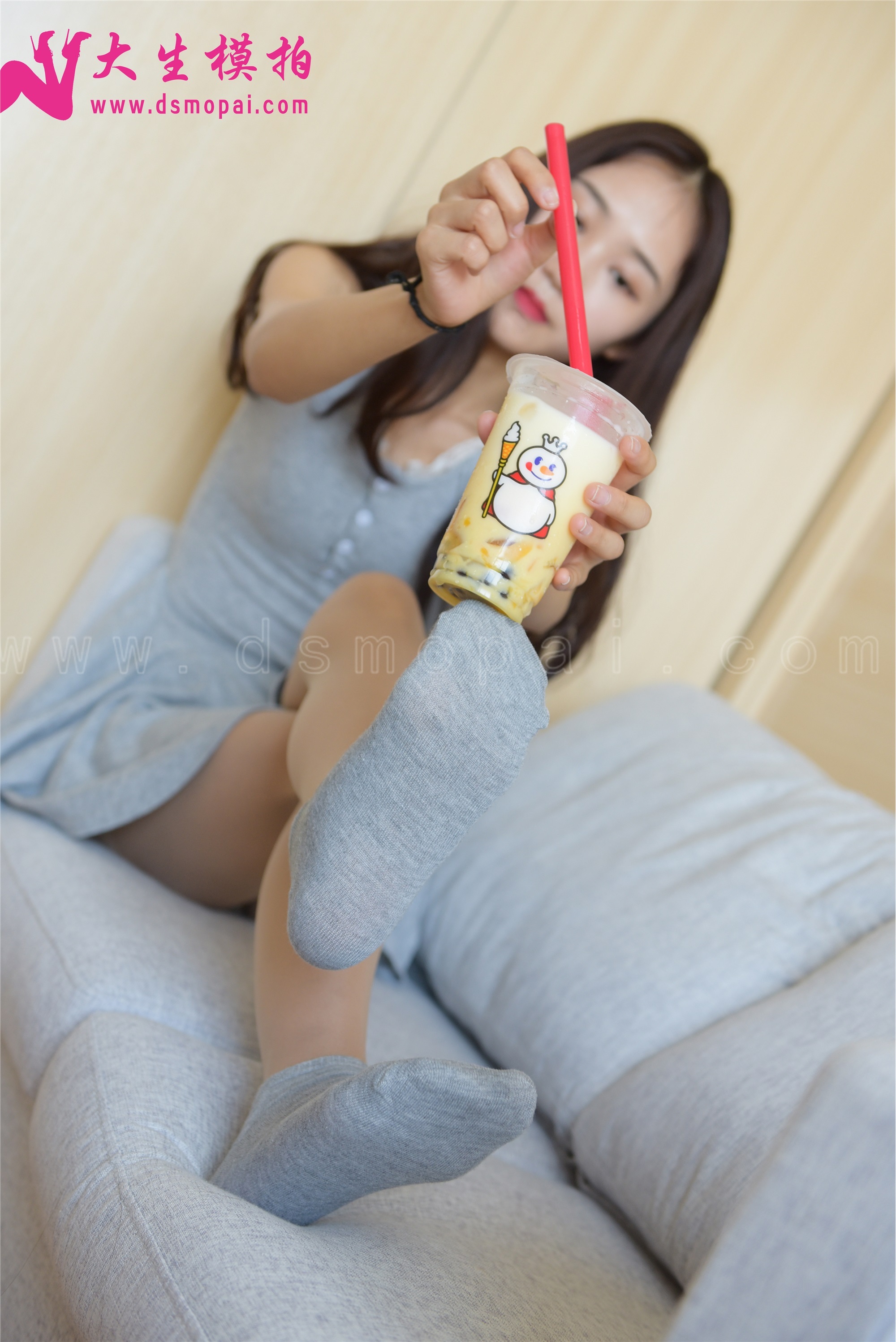 The interweaving of Feifei milkshake and cotton stockings