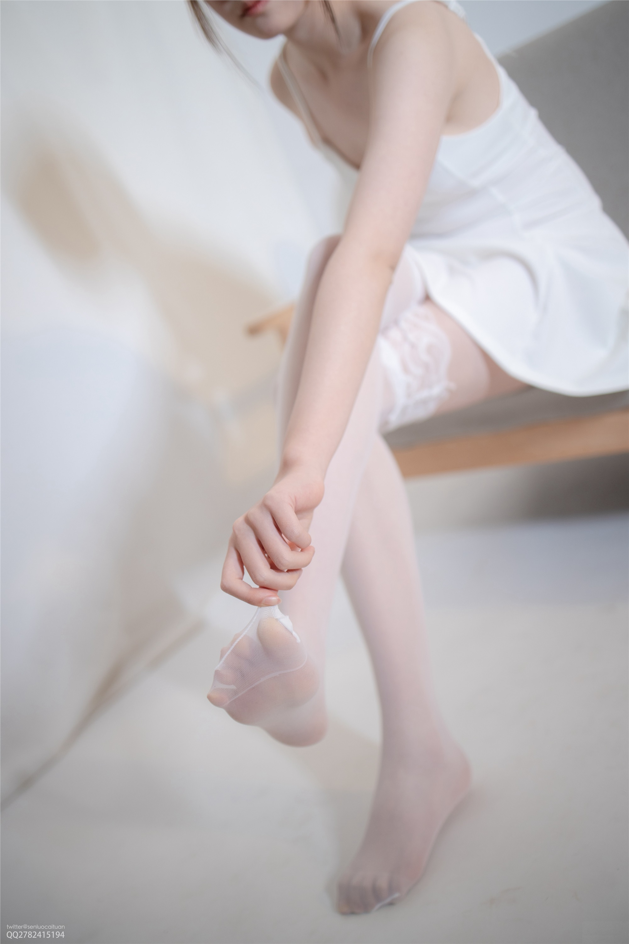 森萝财团萝莉丝足写真 JKFUN-044 Aika 白色吊带裙