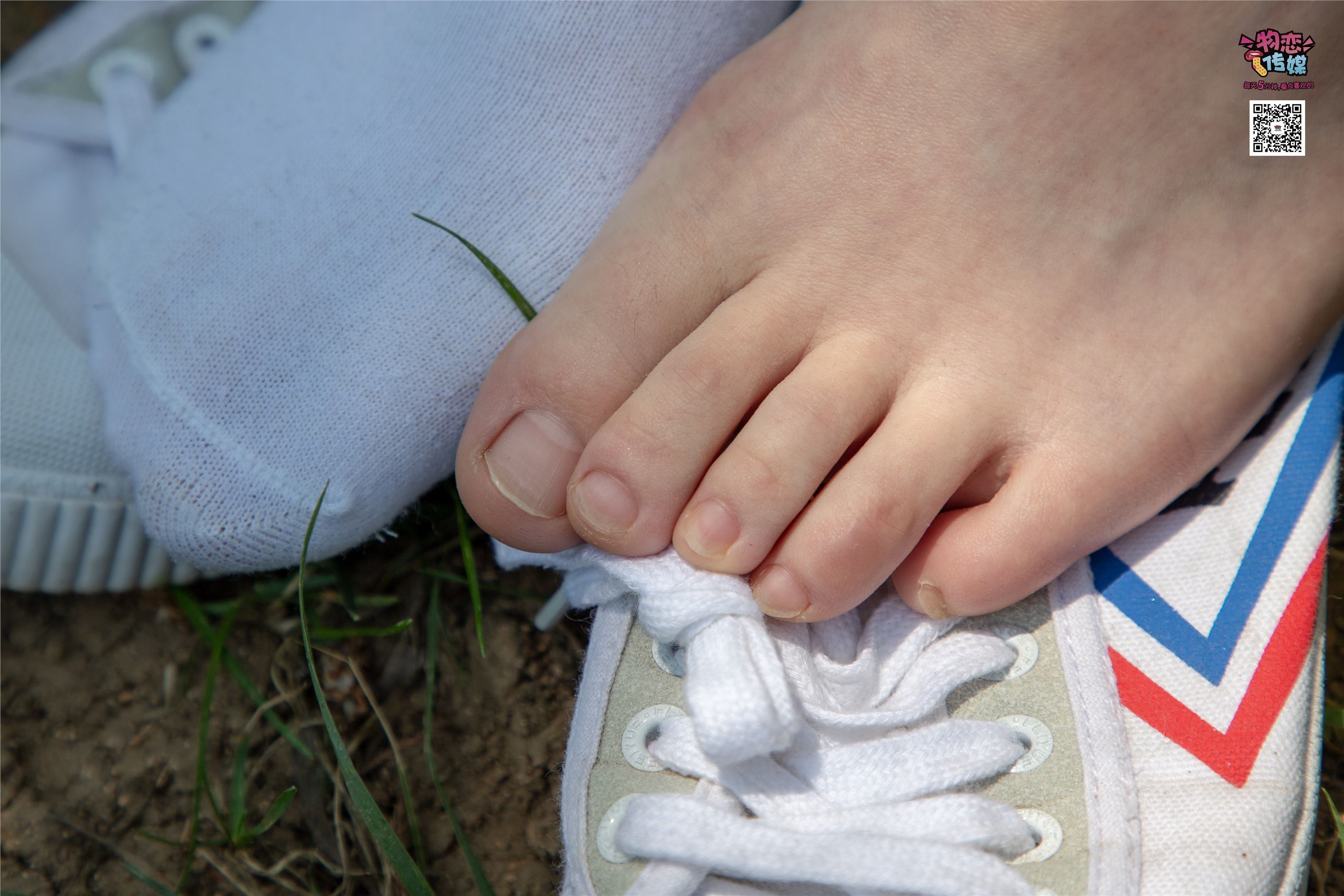 Love media no.009 pure little sister next door Oh, what kind of cotton stockings are hidden under Xiaobai shoes