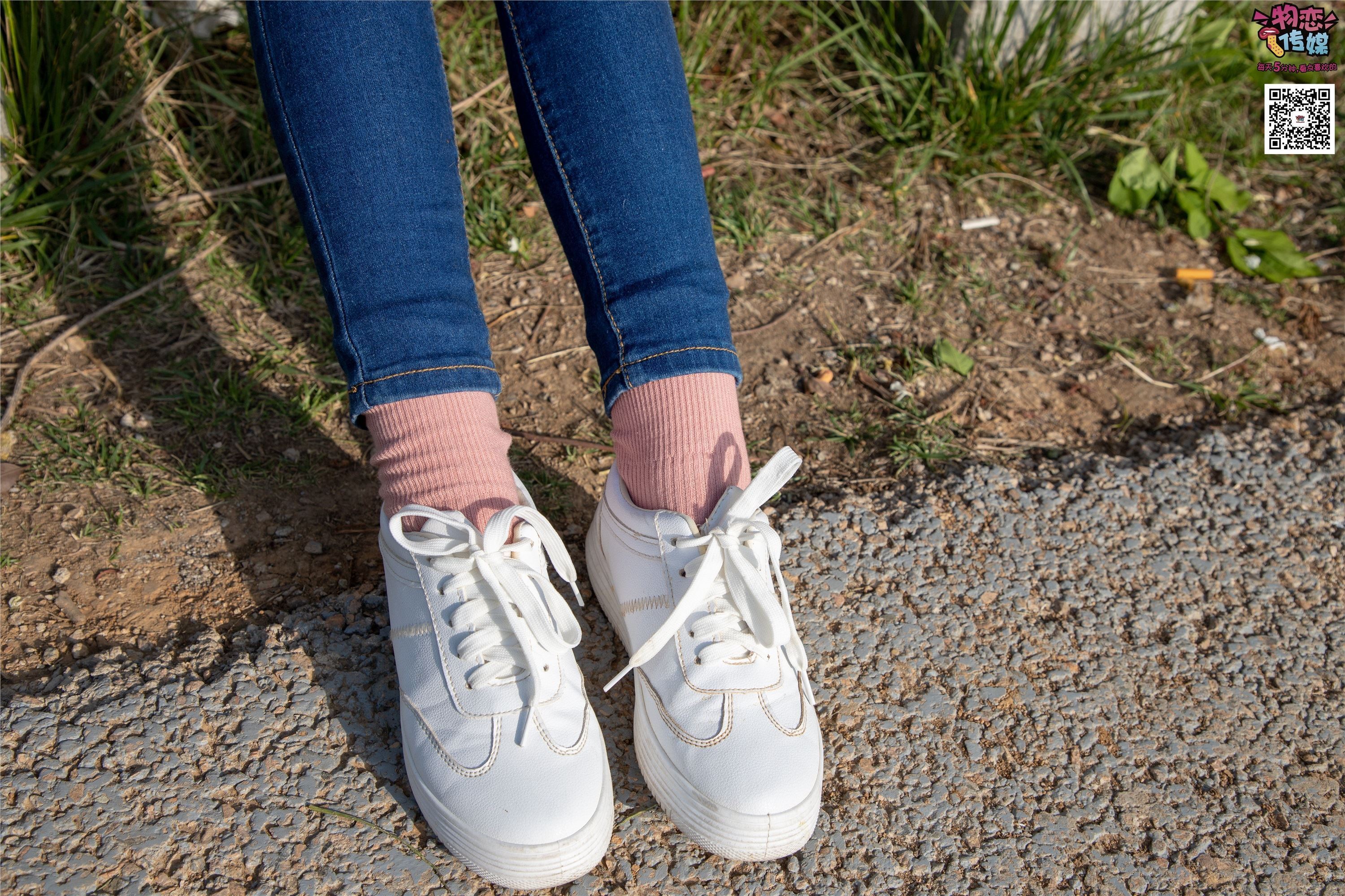 Love media no.012 little Lori Oh, guess how old I am, small white board shoes with pink cotton socks