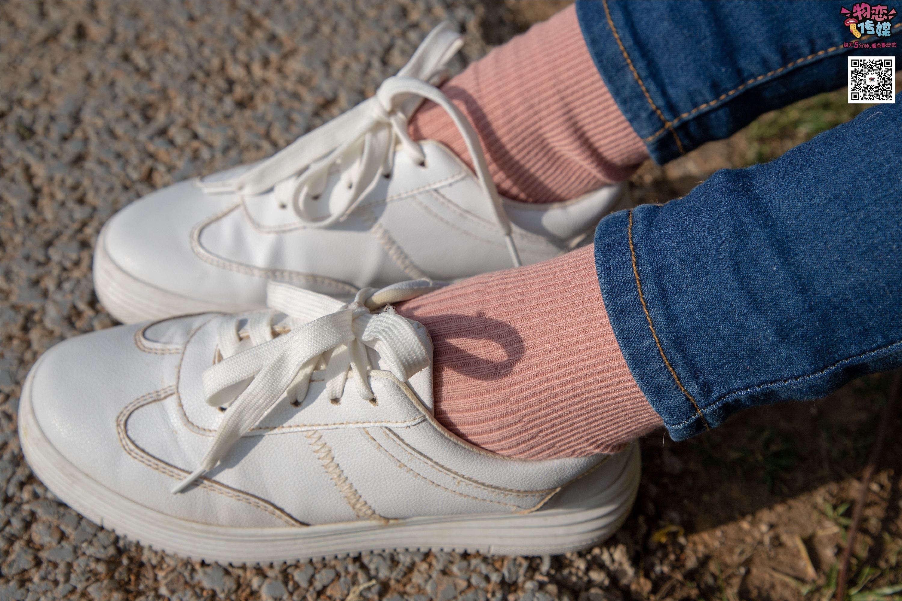 Love media no.012 little Lori Oh, guess how old I am, small white board shoes with pink cotton socks