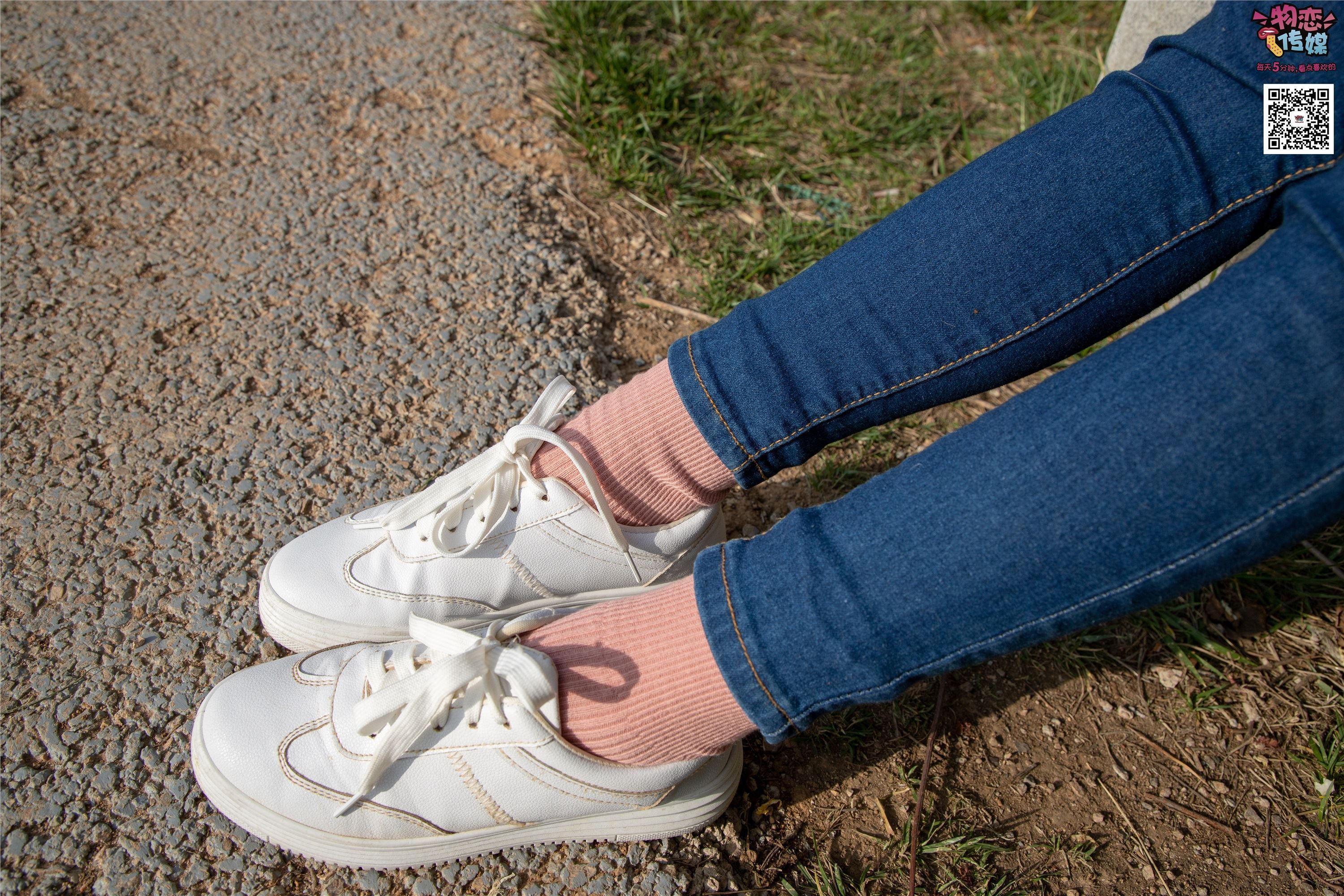 Love media no.012 little Lori Oh, guess how old I am, small white board shoes with pink cotton socks