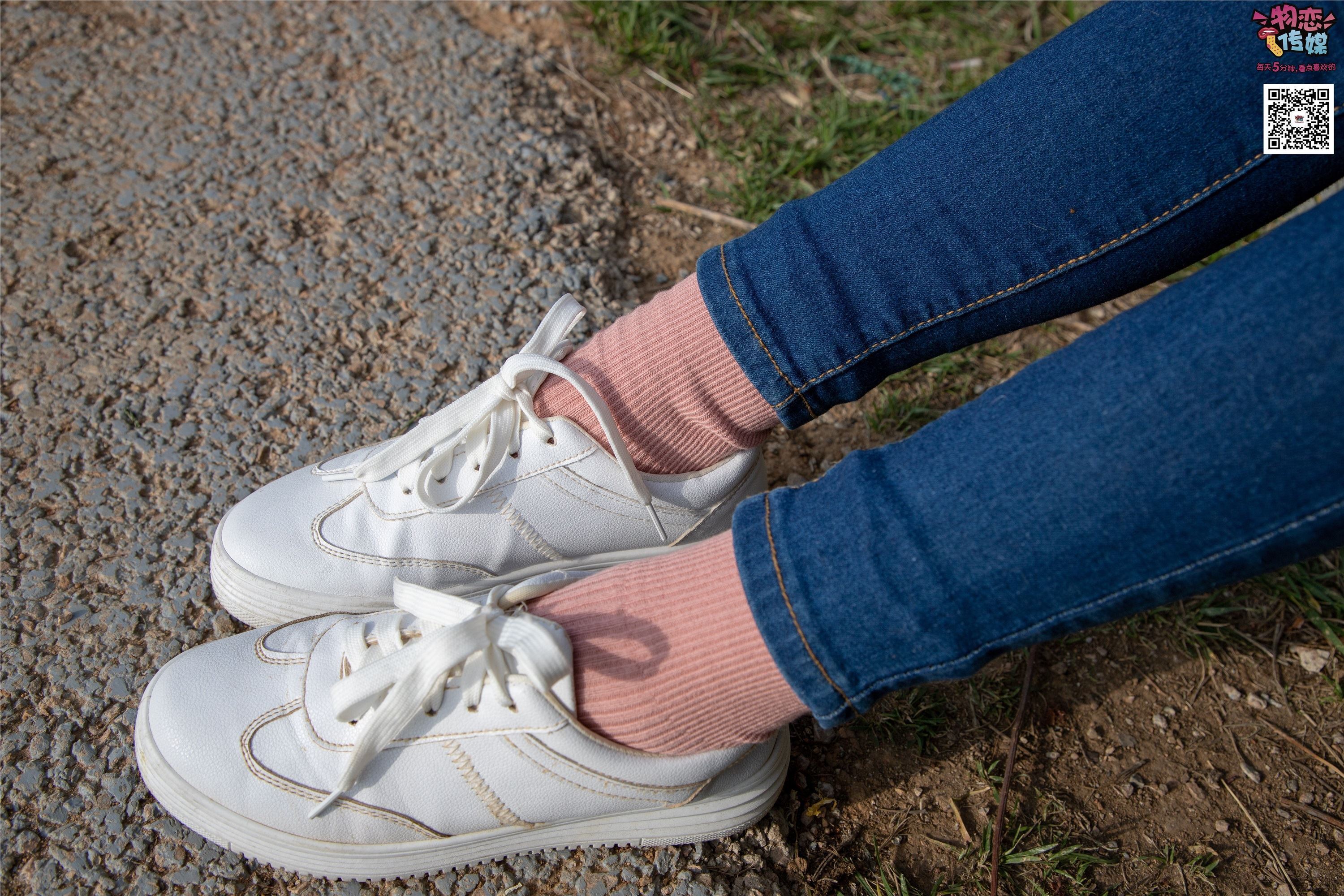 Love media no.012 little Lori Oh, guess how old I am, small white board shoes with pink cotton socks