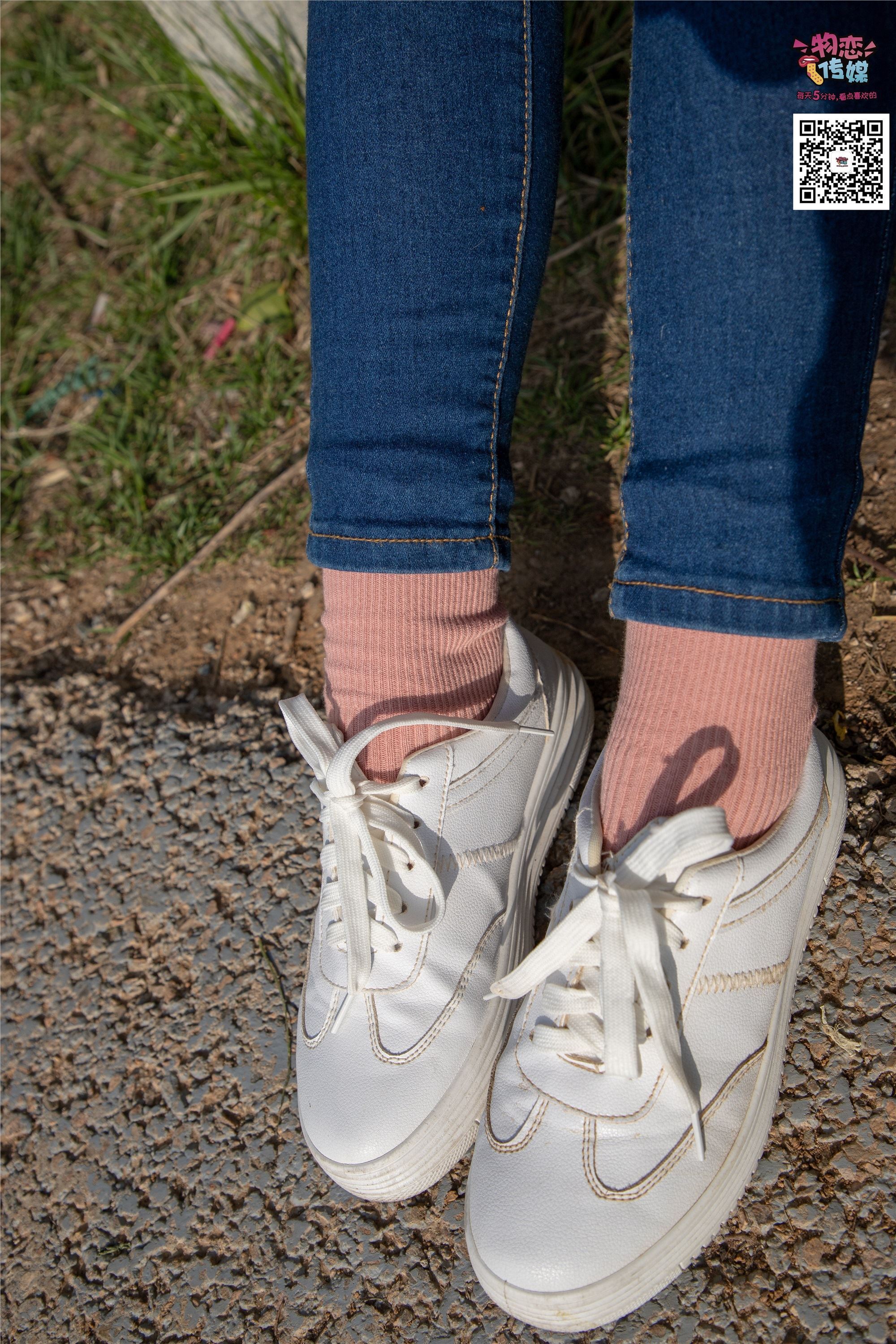 Love media no.012 little Lori Oh, guess how old I am, small white board shoes with pink cotton socks